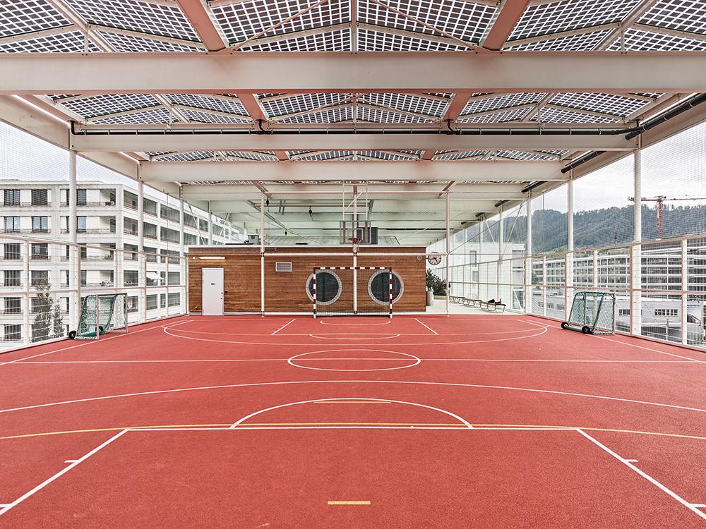 Auch einen Kindergarten beinhaltet das Schulhaus Allmend. Mangels Freiflächen wurden die  Sportplätze und der Freispielbereich aufs Dach verlegt.