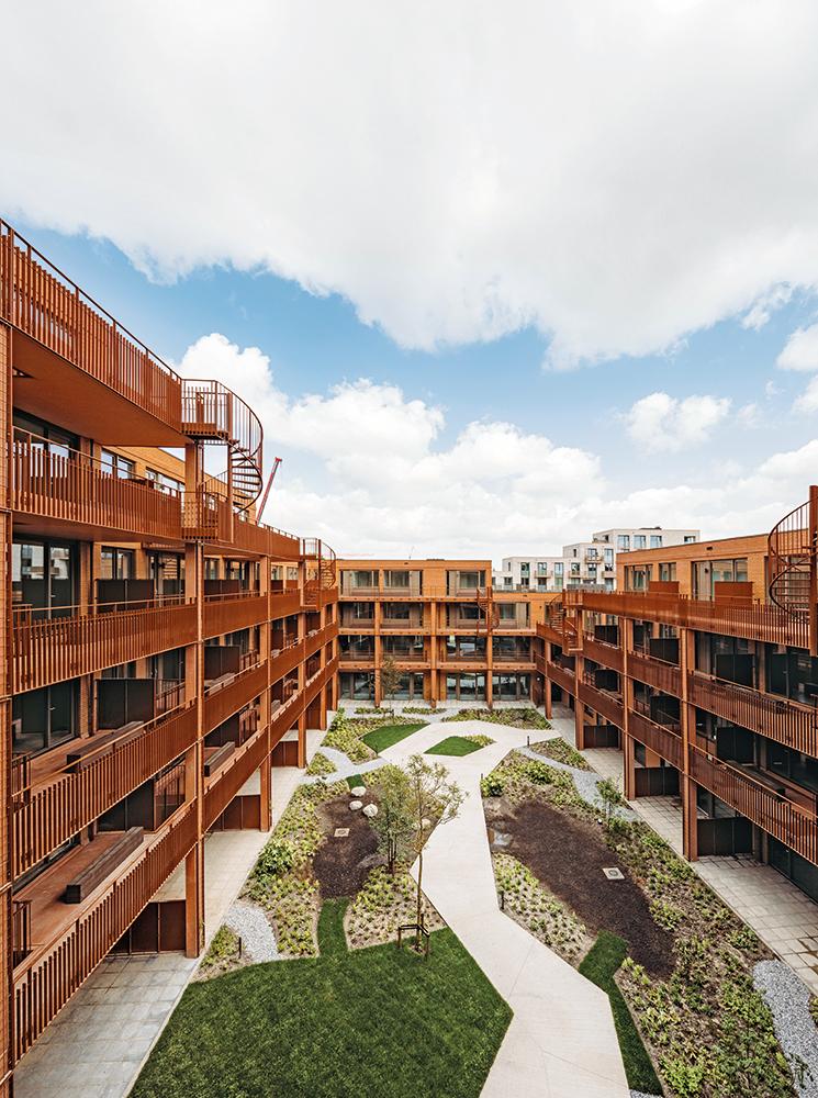 Broad access balconies with seating steps and community spaces in the building corners reinforce communication in the Regulateur building.