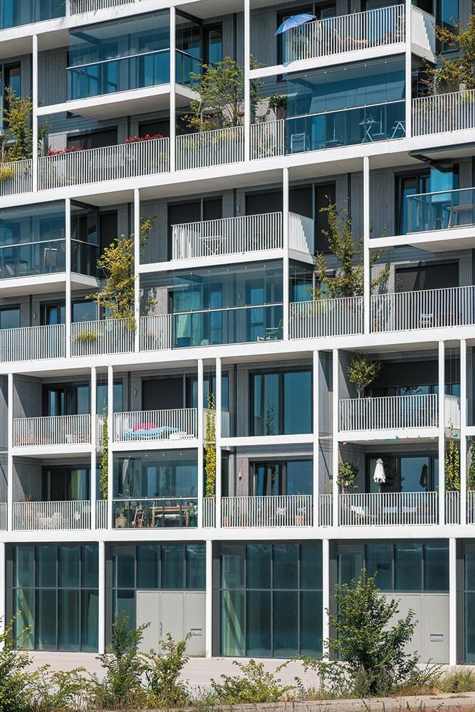 Drei unterschiedliche Balkontypen ergeben ein lebendiges Bild der Fassade und zeigen die innere Flexibilität außen: offene Balkone, Wintergärten und zweigeschossige Pflanznischen.