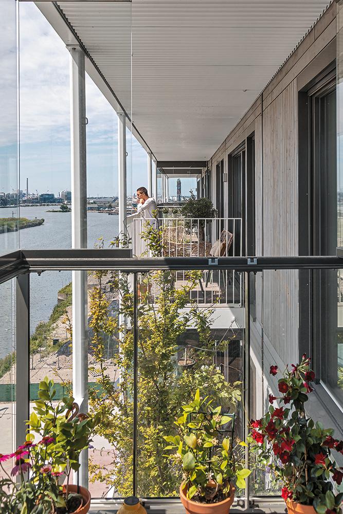 Die Balkone mit Glasbrüstungen können mit rahmenlosen Glas-Schiebeelementen zu Wintergärten
geschlossen werden.