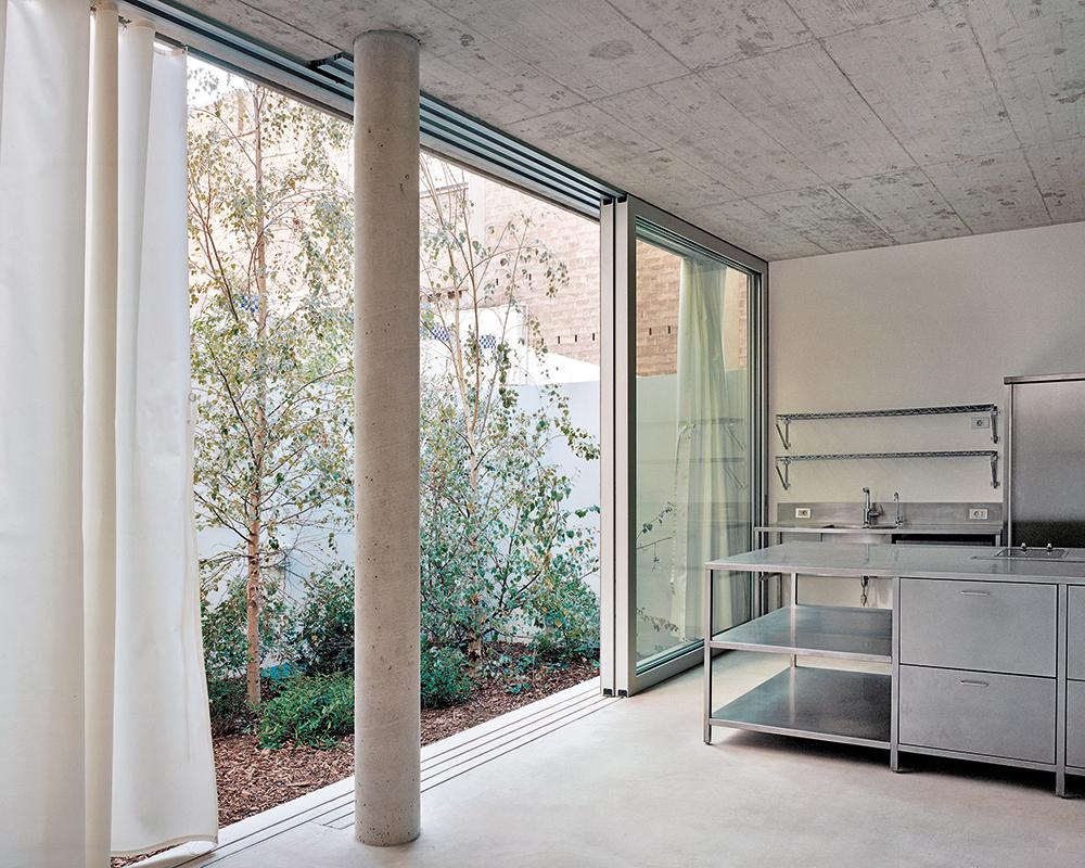 The white curtains consisting of robust tarp are set in front of the facades. They shield the residential spaces from the impact of the weather and the sun.