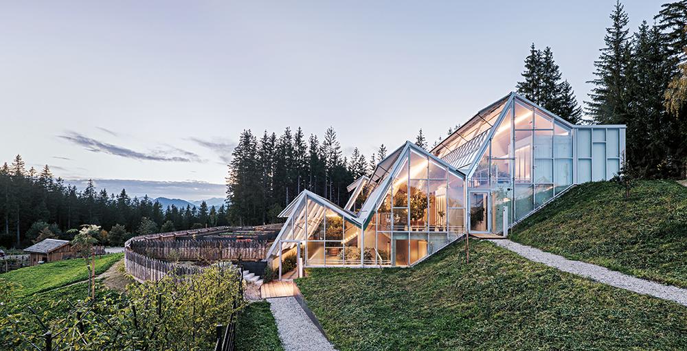 Im großen Glashaus können die Temperaturen auf 0 °C fallen. Zwischen Zuchtpflanzen sind Schlafkabanen für Gäste platziert.