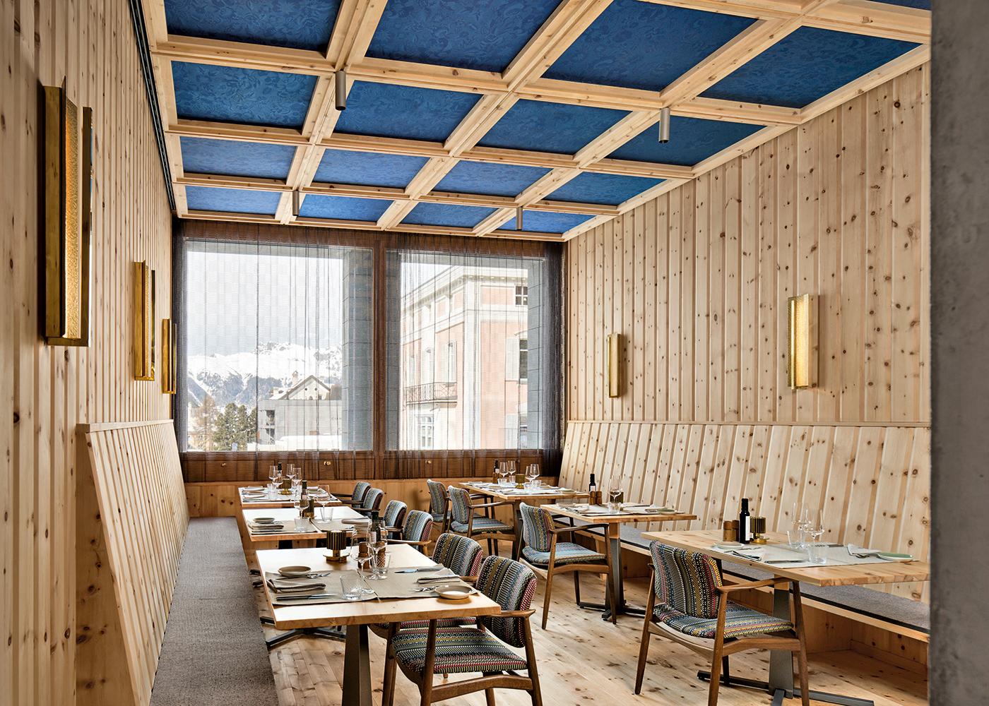 Zirbenstube und Bibliothek des Hotels.