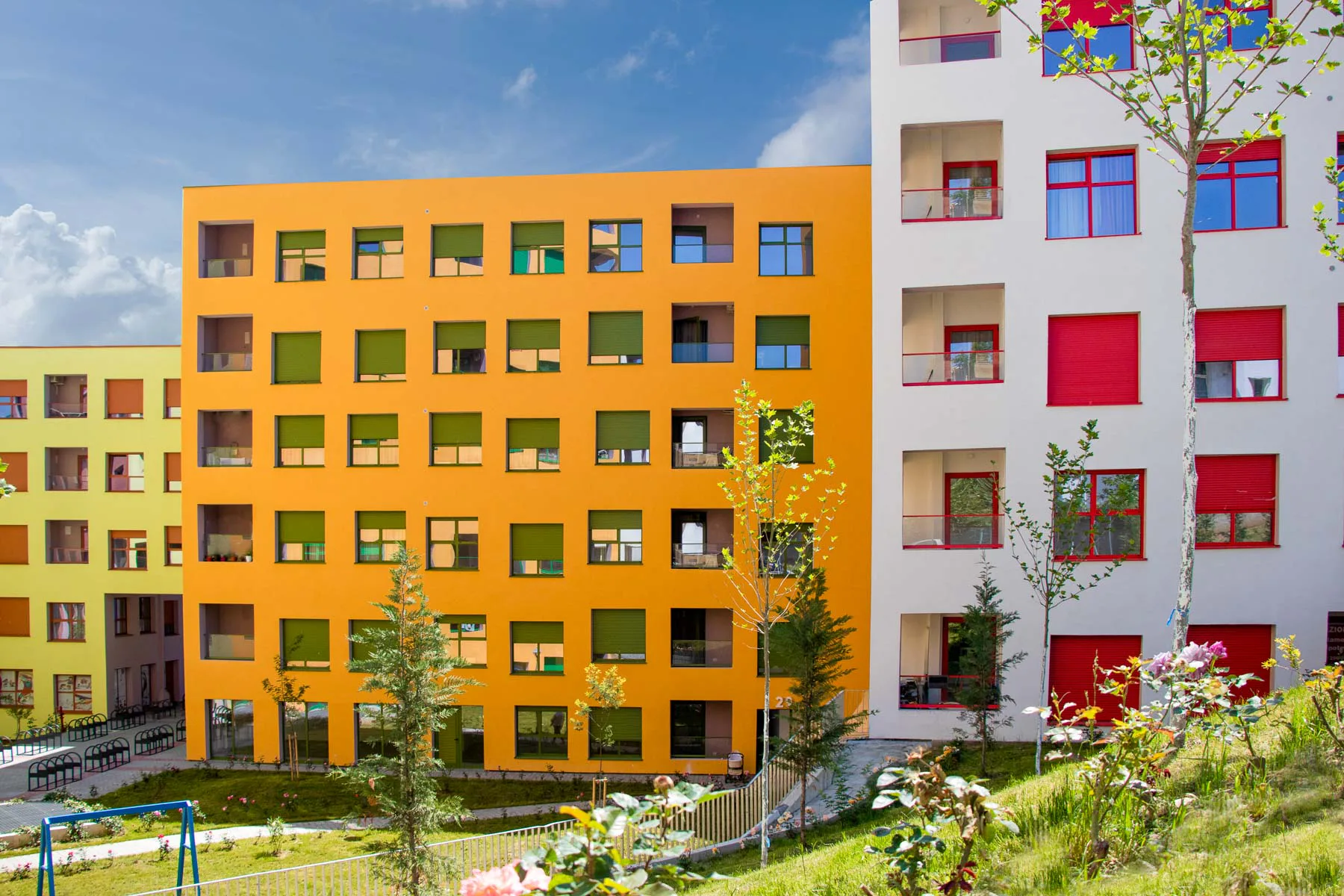 Die Baukörper sind nach Art eines Schachbretts angeordnet.
