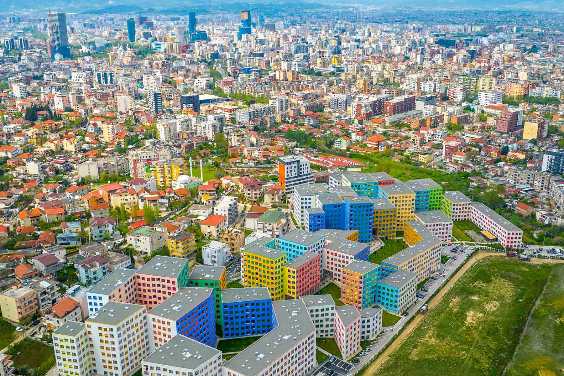 Die Wohnkuben in Tirana stehen dicht an dicht, berühren sich an den Ecken und umschließen insgesamt 24 Innenhöfe.