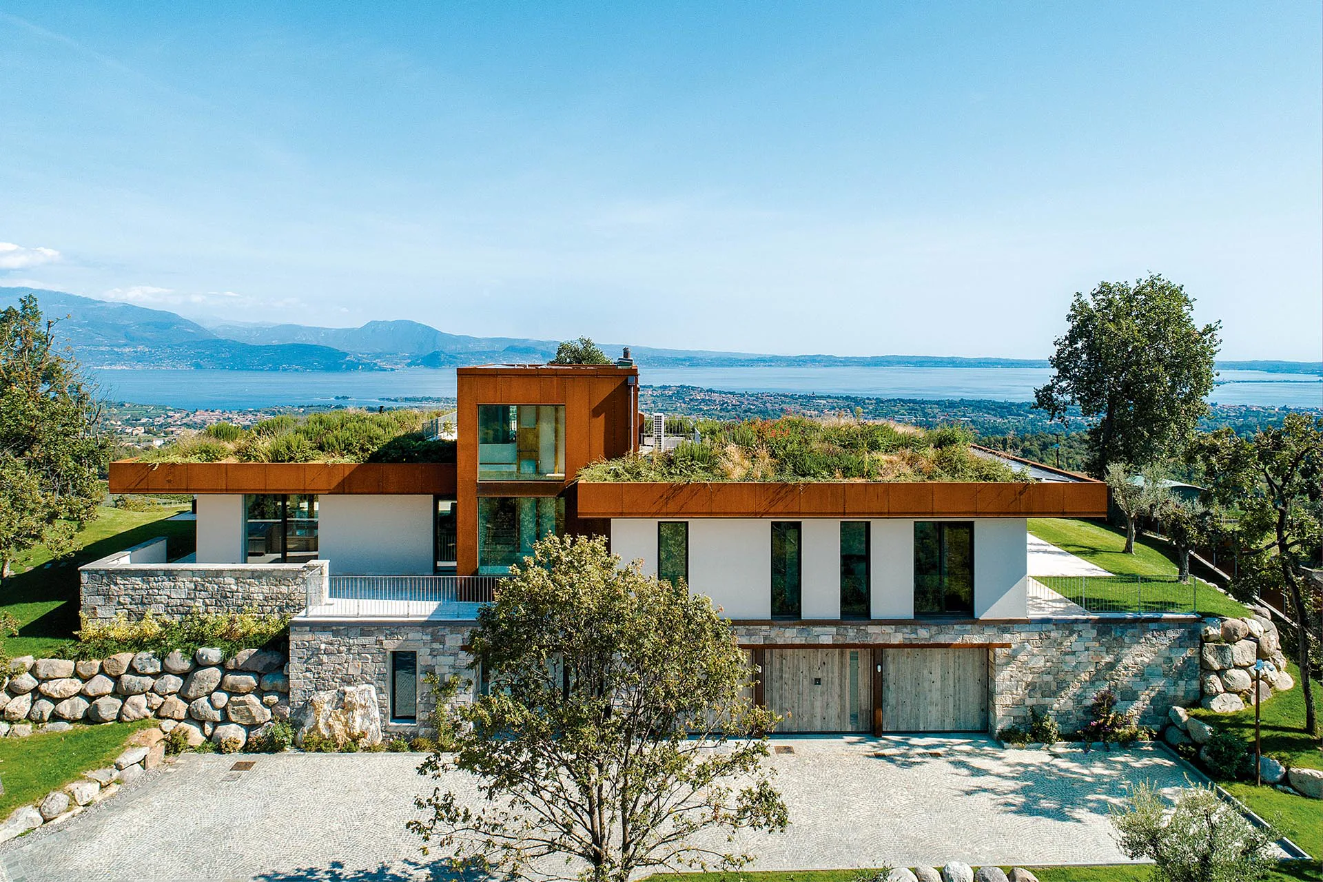 Die Geopietra-Verkleidung, mit einer regelmäßigen Textur und horizontalen Linien, verschönert diese prächtige Villa mit Blick auf den Gardasee.