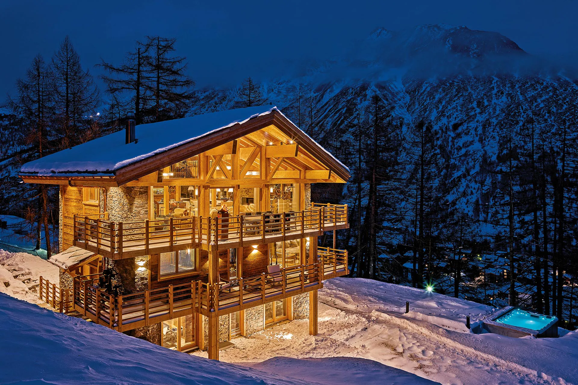 Das Äußere des Chalets Annapurna wurde mit Geopietra-Verkleidung verkleidet, deren Steine sich durch unregelmäßige und vielfältige Formen auszeichnen.