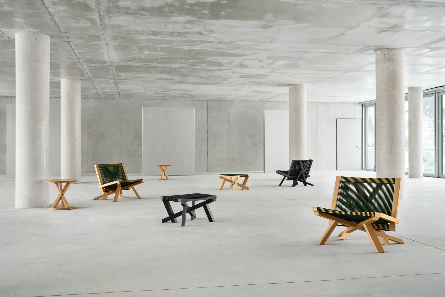Der Lounge Chair besteht aus einer Holzunterkonstruktion und zwei bespannten Holzrahmen aus massiver Eiche.