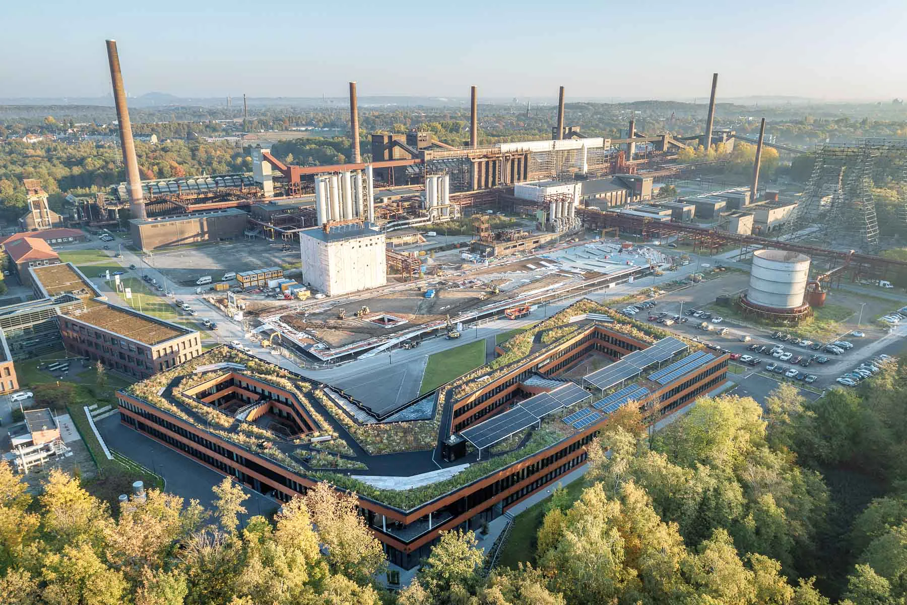 2017 stellten Kadawittfeldarchitektur auf der Zeche Zollverein den Verwaltungsbau der RAG-Stiftung fertig.