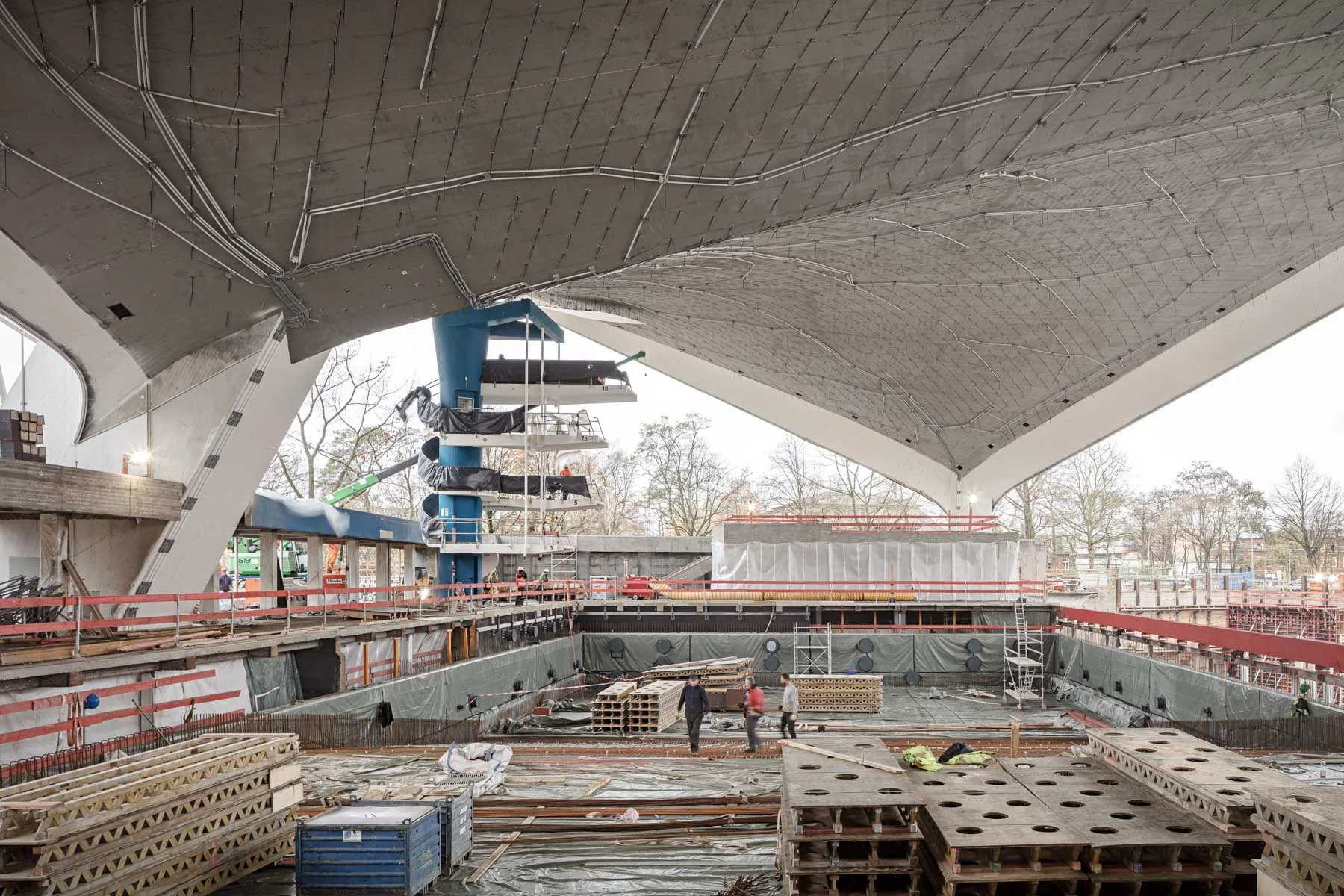 Während des Umbaus war der Bereich unter dem großen Dach weitgehend ausgeräumt. Das große Becken und der Sprungturm blieben jedoch erhalten.