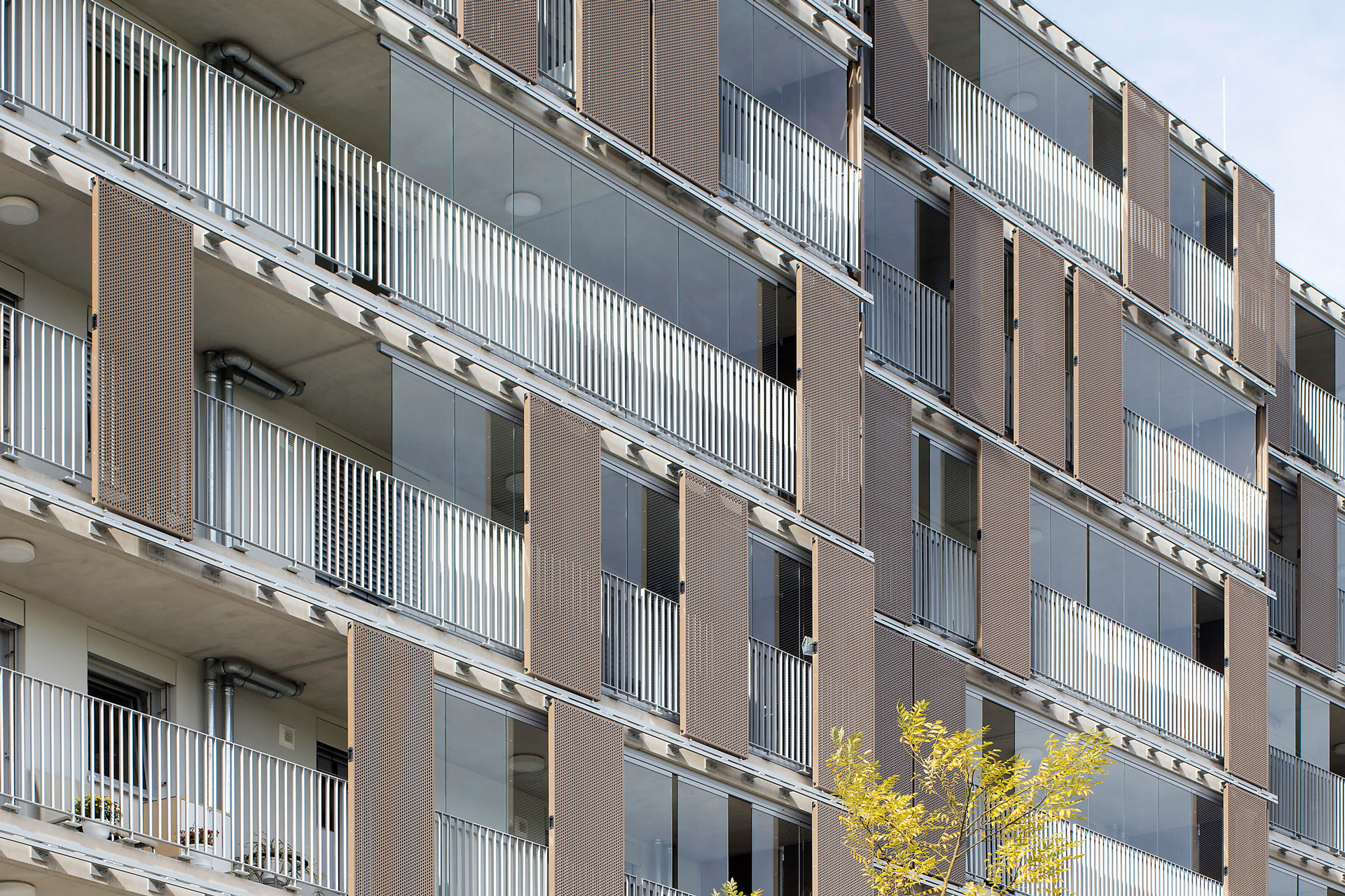 Jedes gläserne Schiebe-Dreh-Element kann einzeln aus der Schiebeebene um 90° herausgedreht und als kompaktes Glaspaket auf der Seite geparkt werden.
