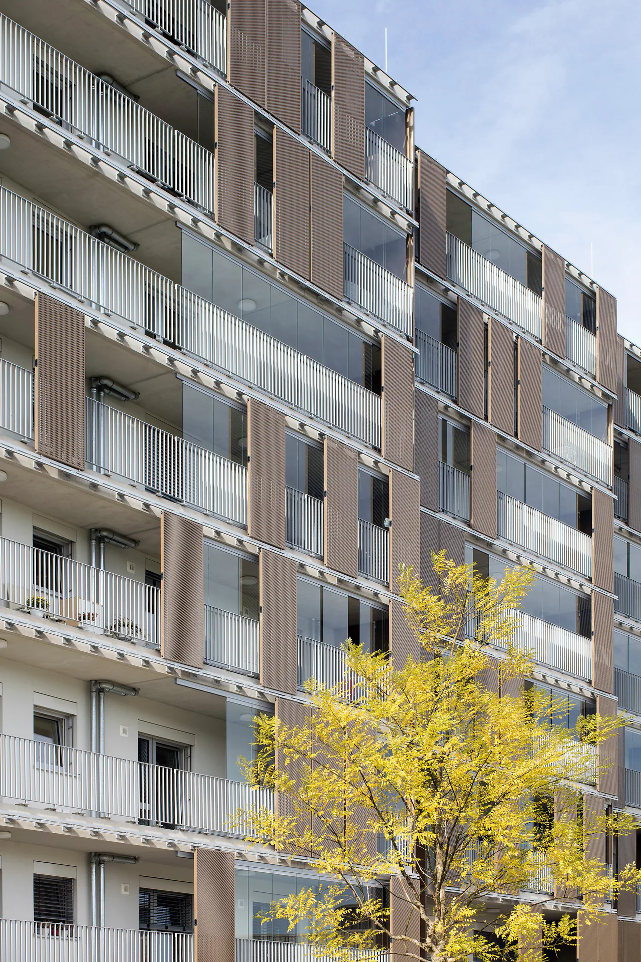 Jedes gläserne Schiebe-Dreh-Element kann einzeln aus der Schiebeebene um 90° herausgedreht und als kompaktes Glaspaket auf der Seite geparkt werden.