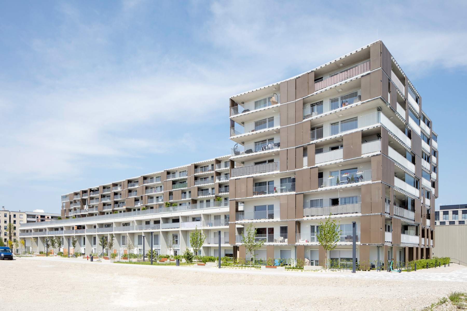 In Richtung Süden nimmt der Neubau durch die Staffelung der Baukörper Rücksicht auf die Umgebungsbebauung.