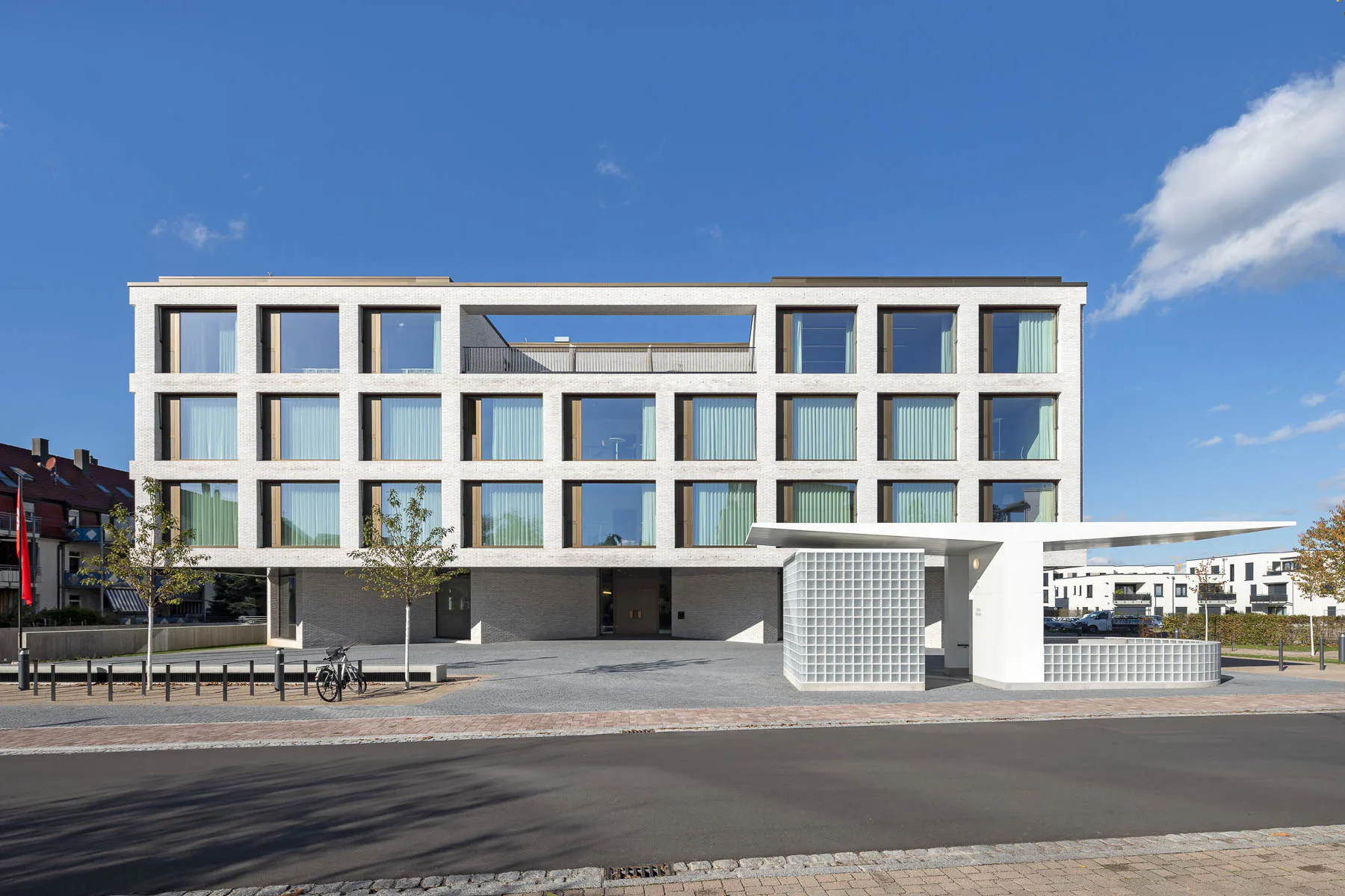Neubau der Sparkasse Markgräflerland in Weil am Rhein von LRO