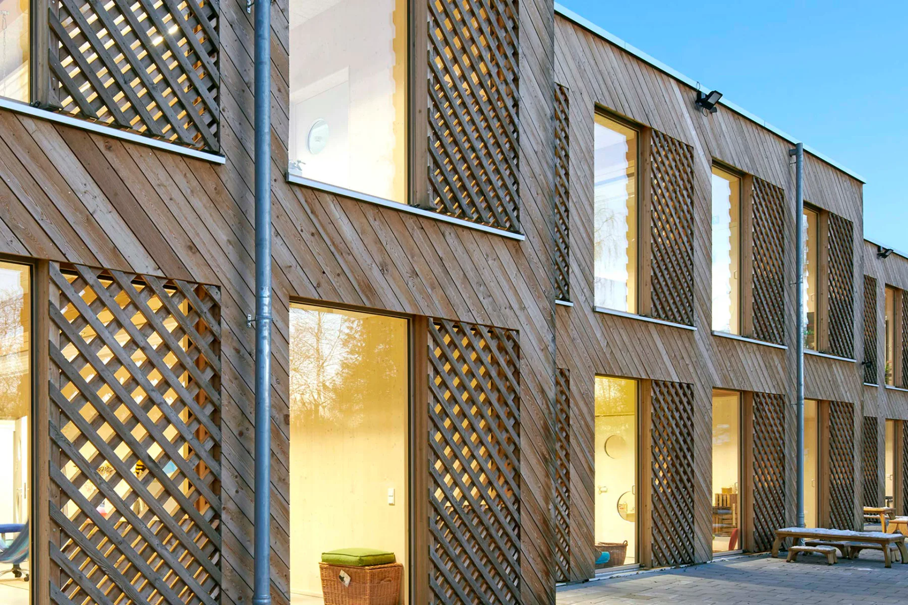 Der Kindergarten in Saarbrücken von NKBAK ist nicht nur mit Holz verkleidet, sondern auch von Holz getragen.