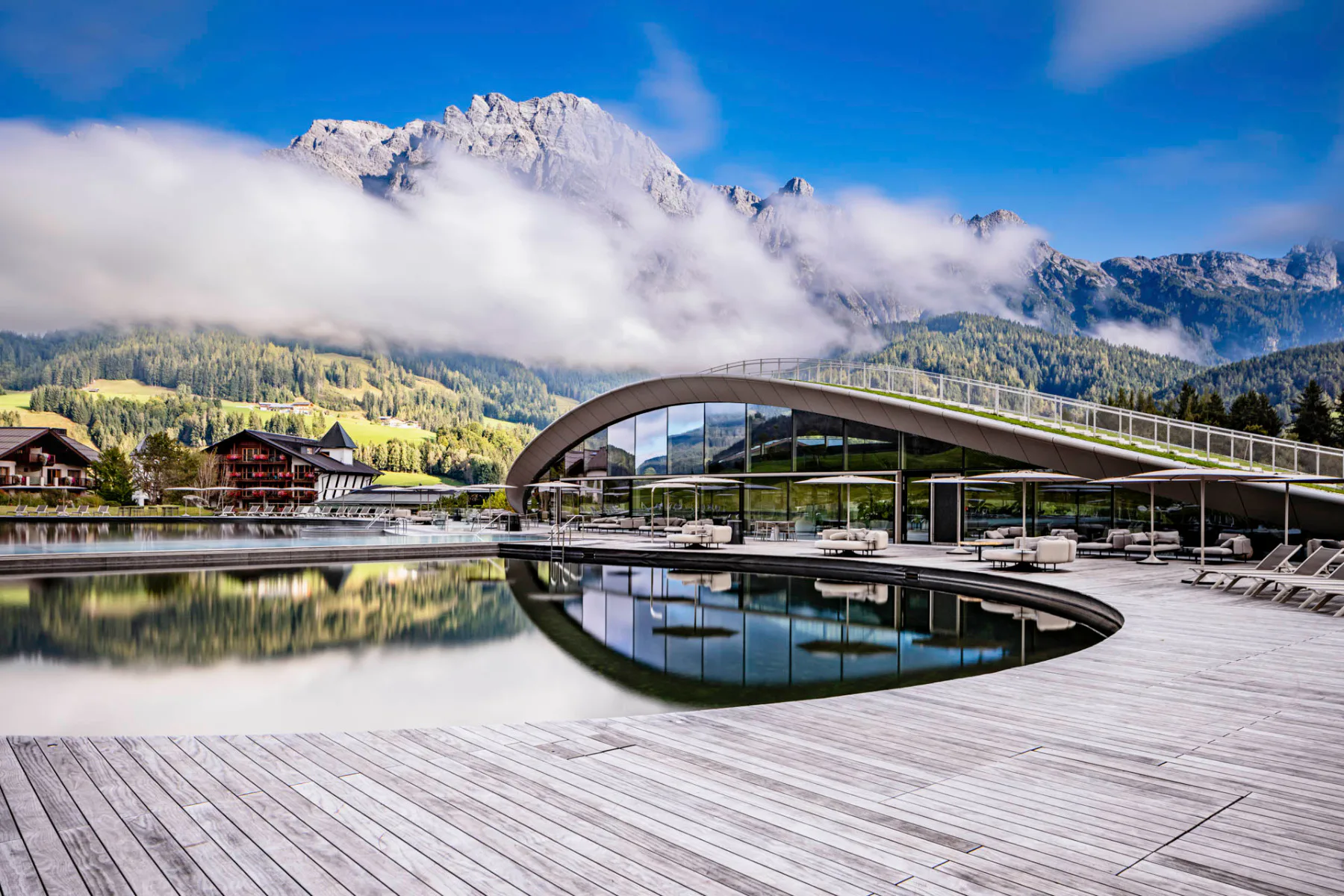 In weitem Bogen spannt sich das begrünte Bogendach über den Spa-Bereich des Hotels Krallerhof.