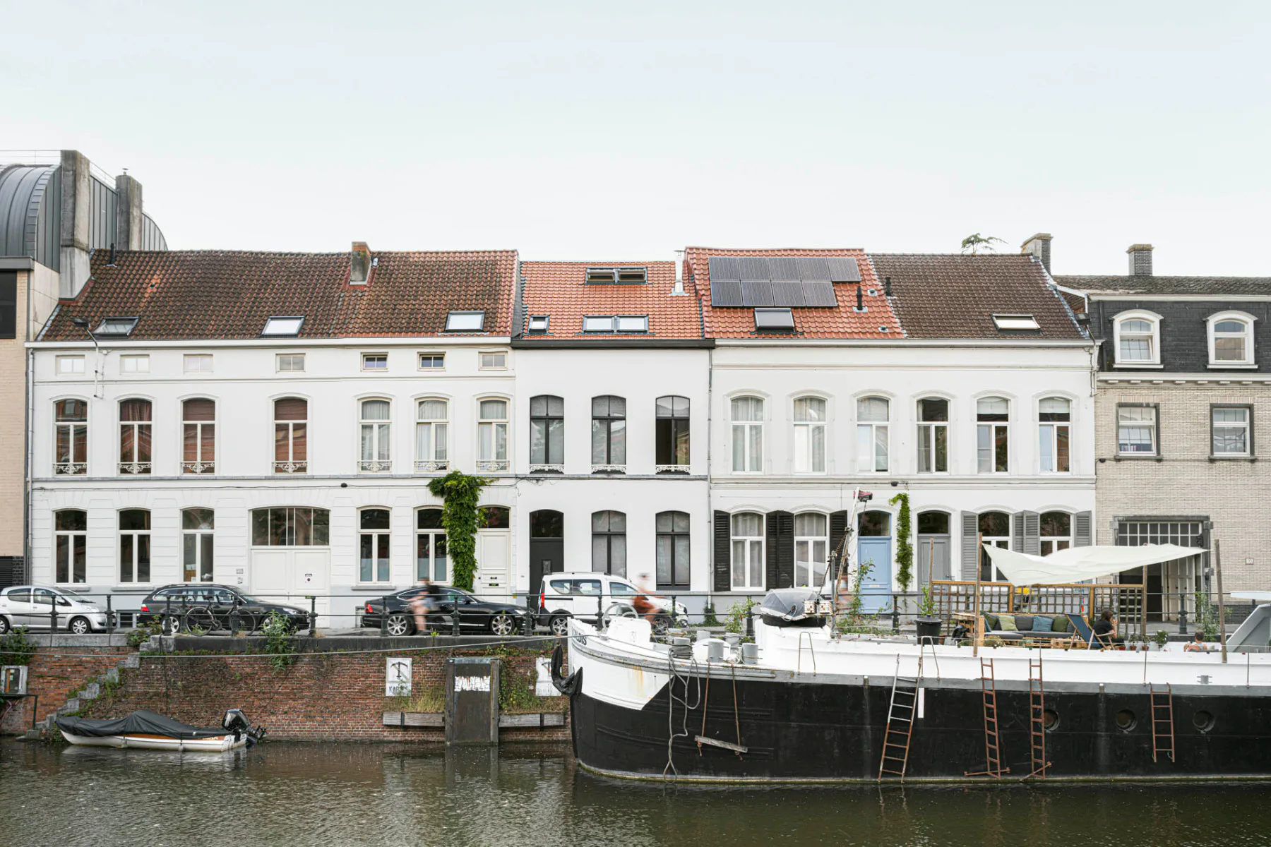 Zwei Wasserläufe umschließen die Landzunge, auf der sich das schmale Haus befindet.