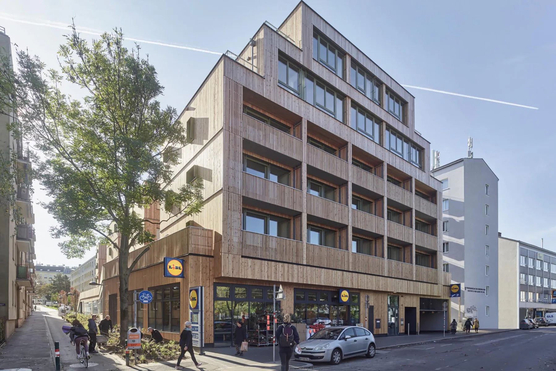 Statt eines Supermarkts mit 40 Parkplätzen gibt es in Wien-Meidling nun einen Supermarkt und 85 Mietwohnungen.