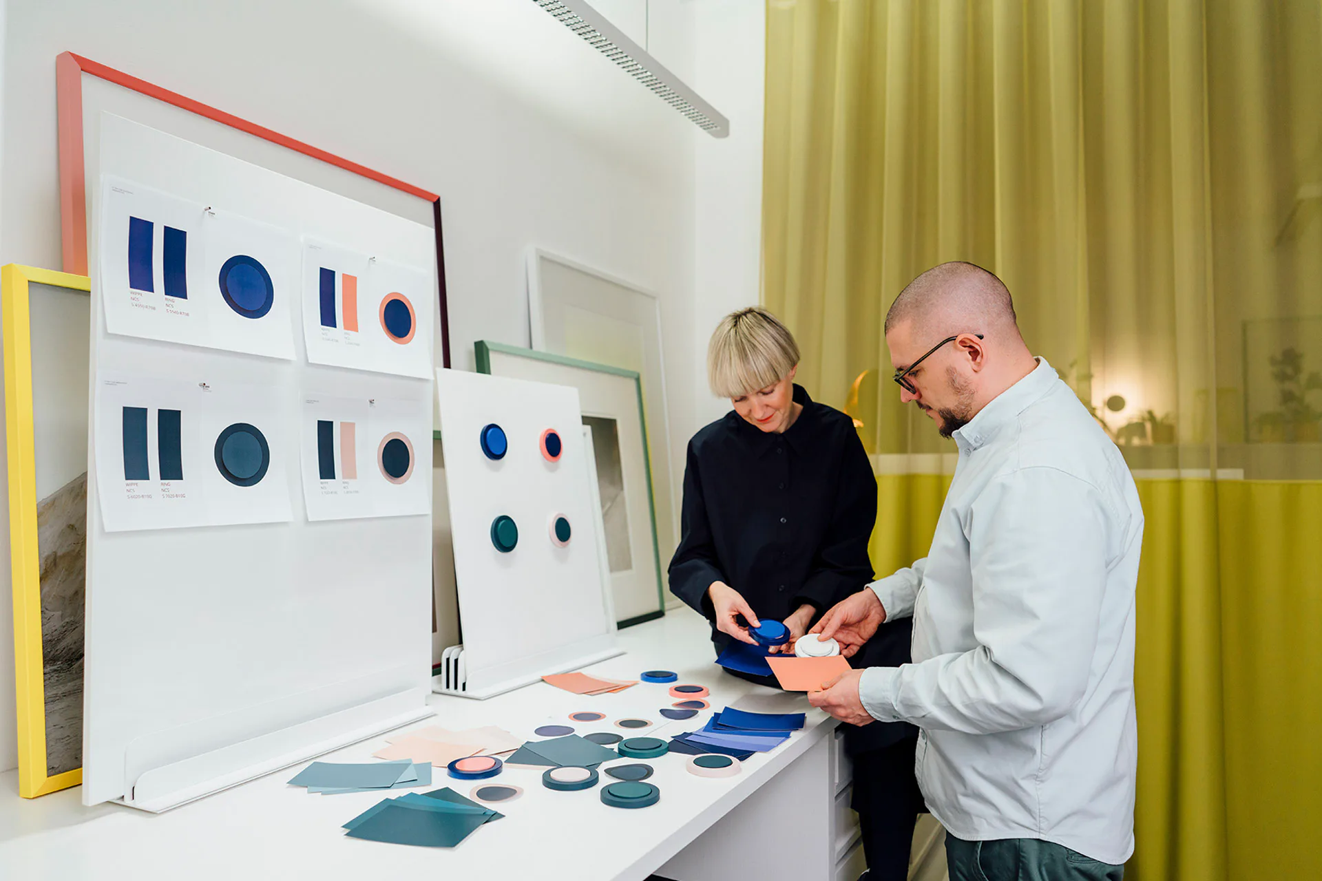 Eva Marguerre und Marcel Besau bei der Arbeit an den Farbentwürfen.