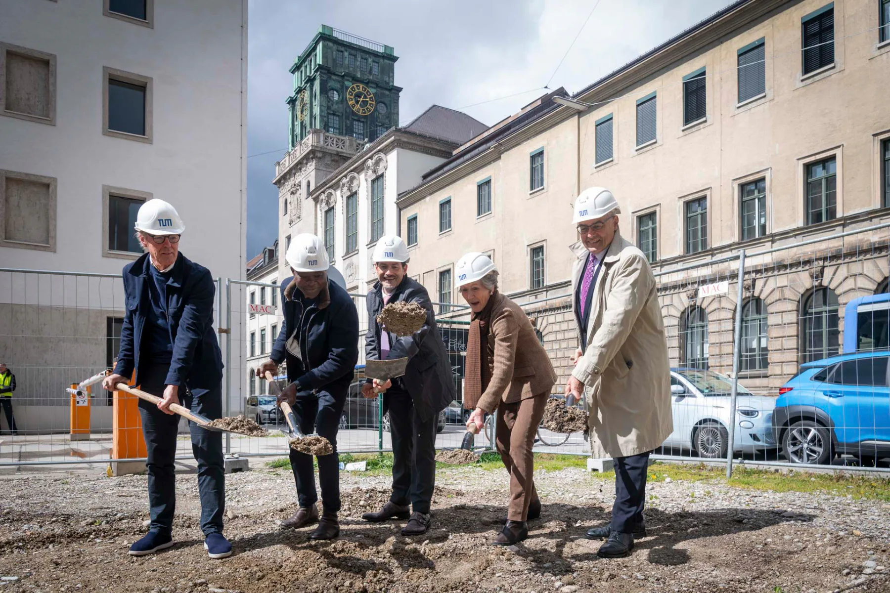 Von links nach rechts zu sehen sind: Herrmann Kaufmann, Francis Kéré, TUM-Präsident Thomas F. Hofmann, Bauherrin Ingeborg Pohl und TUM-Kanzler Albert Berger, München, 2024.