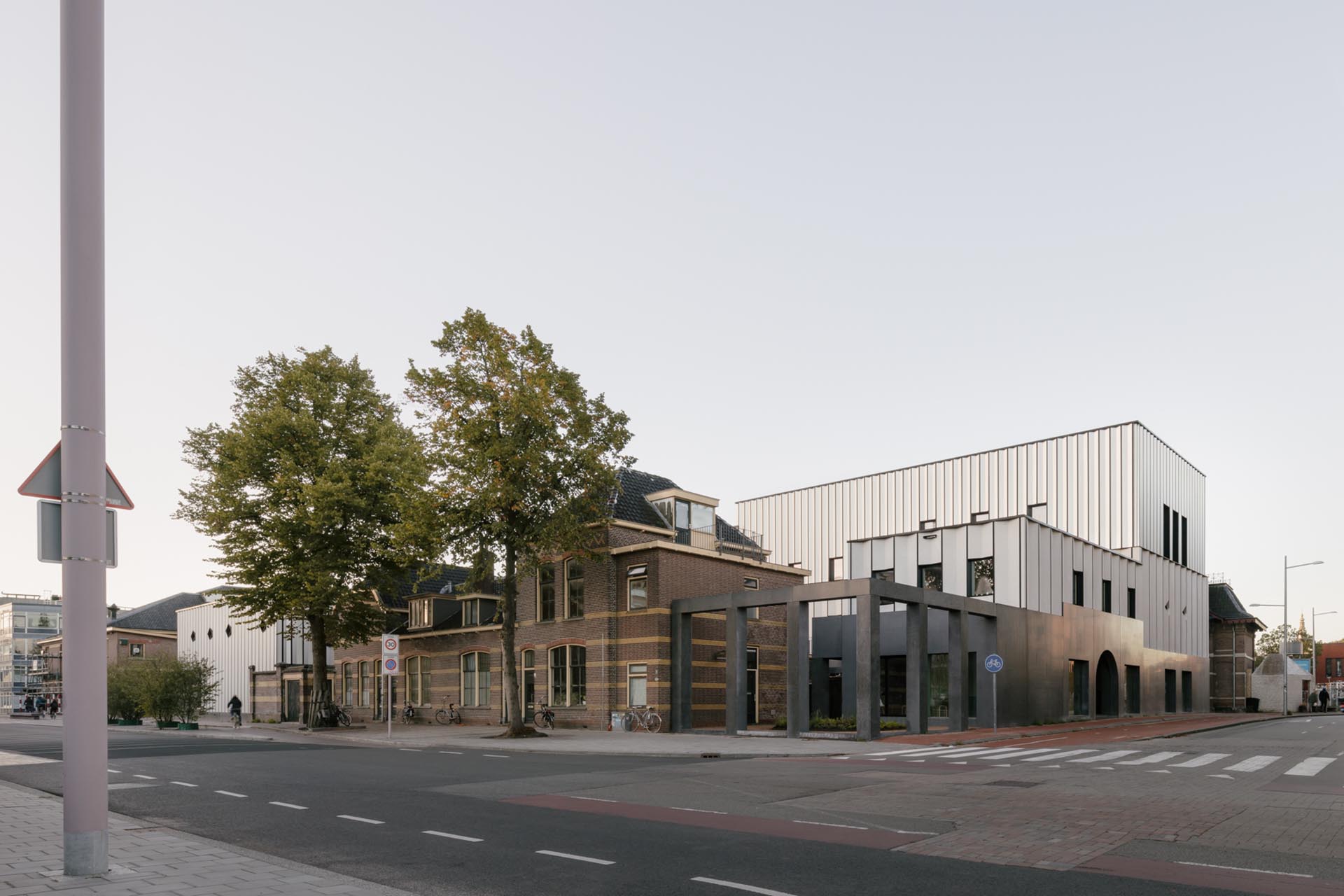 Der Neubau schließt mit offenen und geschlossenen Bereichen an den Bestand an.
