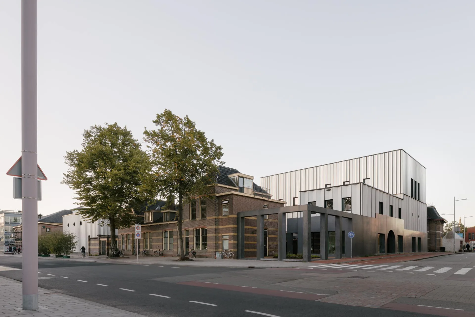 Der Neubau schließt mit offenen und geschlossenen Bereichen an den Bestand an.