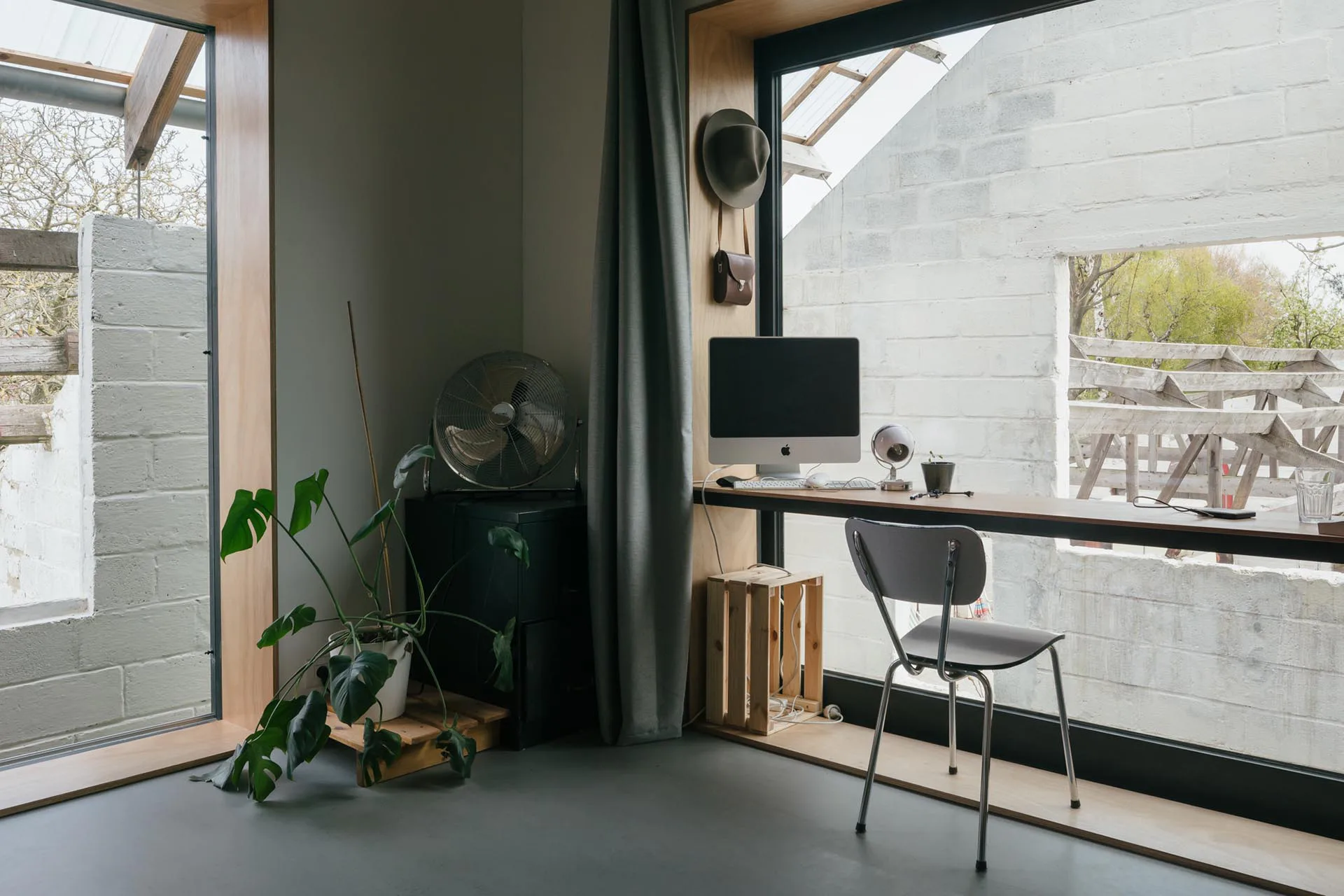 Zwischen Neubau und Bestandswand entsteht ein reizvoller, halboffener Zwischenraum.