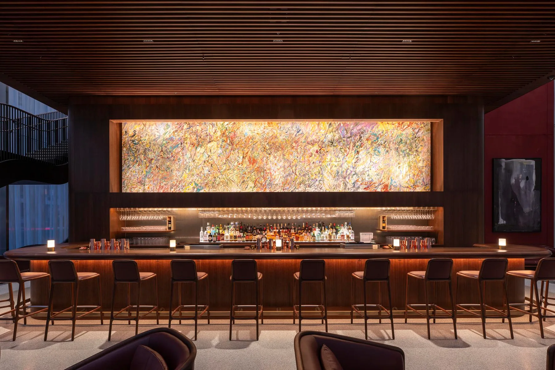 Über der Bar befindet sich ein großformatiges Gemälde des amerikanischen Künstlers Larry Poons.