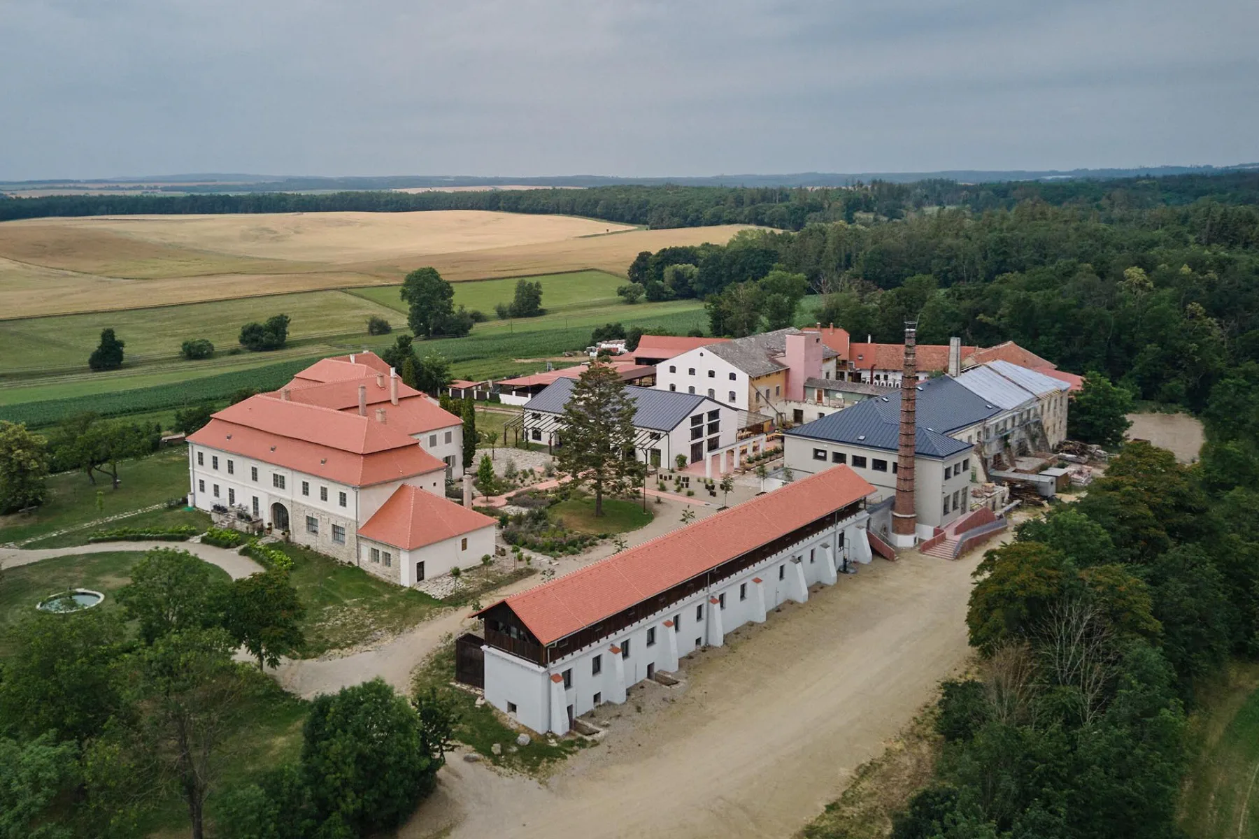 Eine einstige Keramikfabrik aus dem 19. Jahrhundert wird zu einem Hotel transformiert. Der Fabrikschornstein ist bis heute das weithin sichtbare Wahrzeichen.