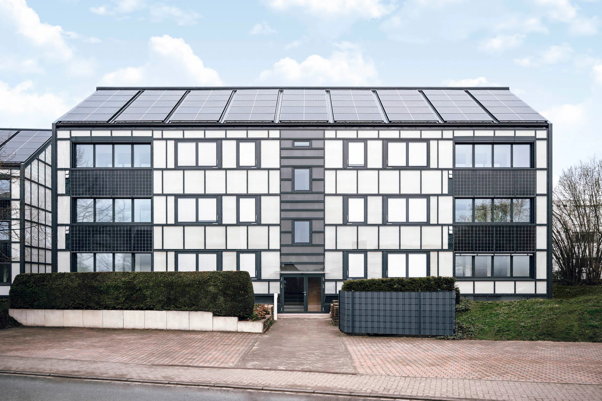 Vier Wohnhäuser in Herford wurden durch Gap Solutions seriell saniert. Neben den Solarwabenelementen des Herstellers bilden Glasfaltelemente von Solarlux die neue Gebäudehülle.