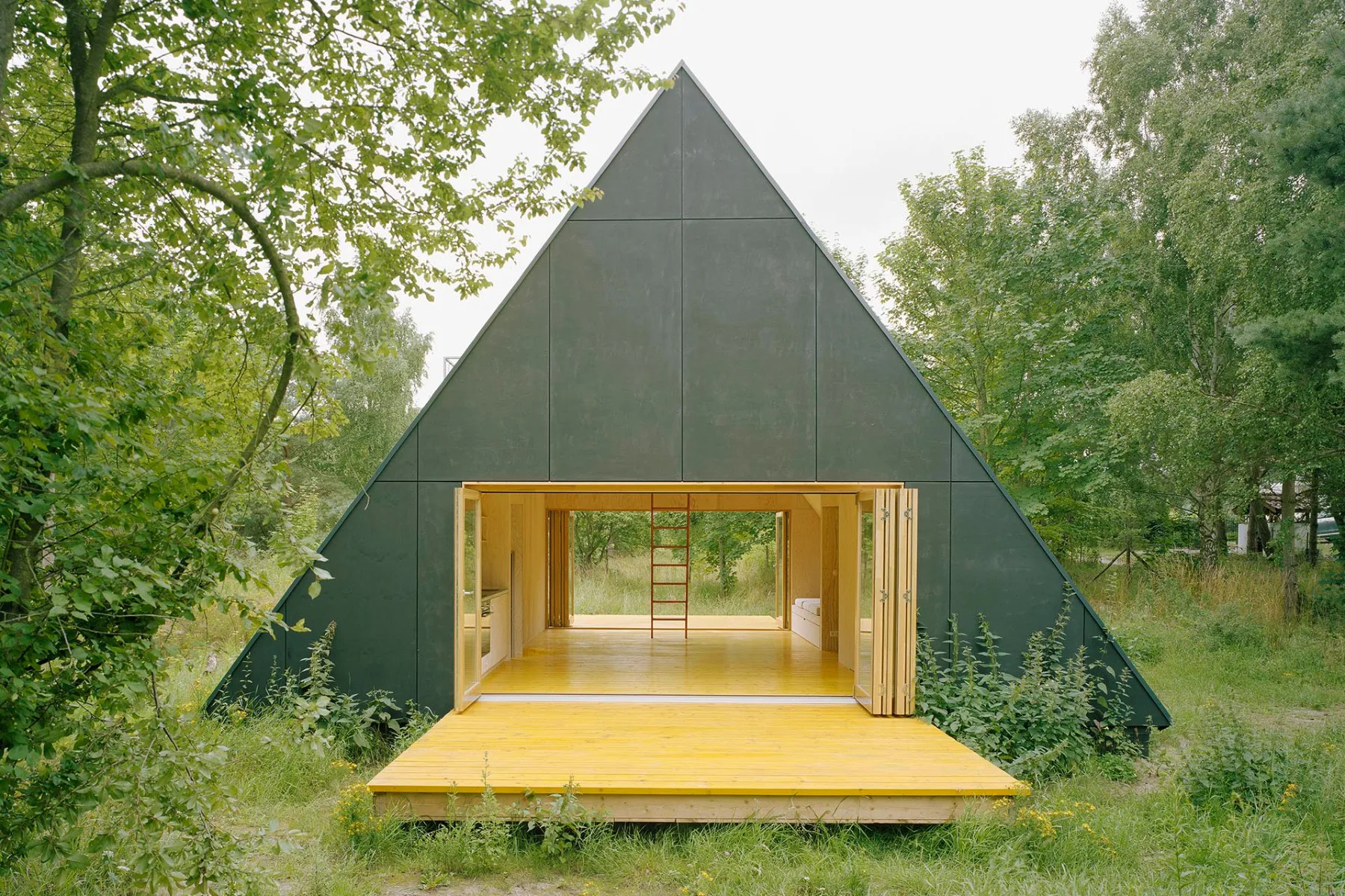 Das A-förmige Ferienhaus steht in idyllischer Landschaft an der Ostseeküste Polens.