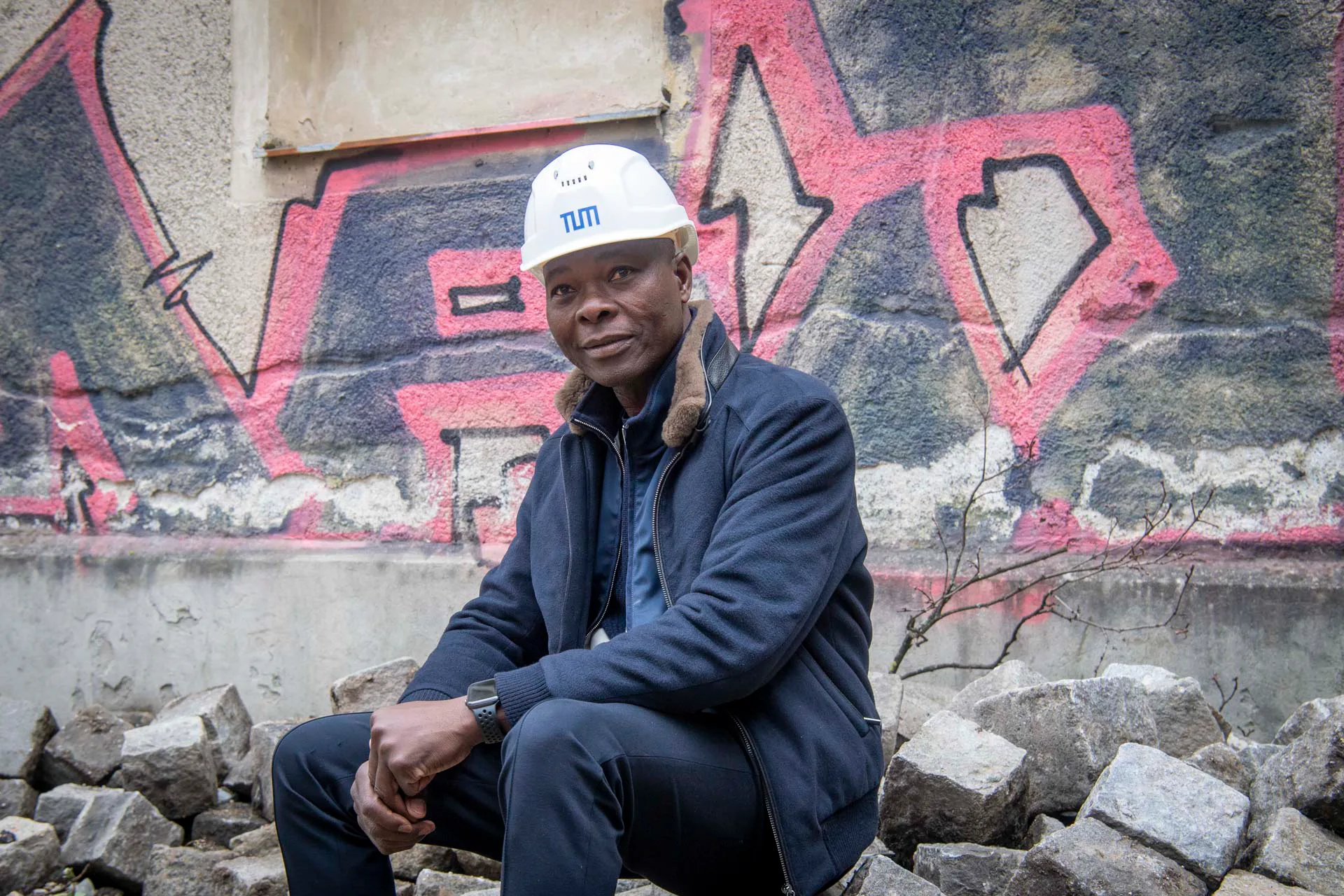 Francis Kérè am Bauplatz der künftigen Ingeborg Pohl Kinderoase an der TUM, München, 2024.