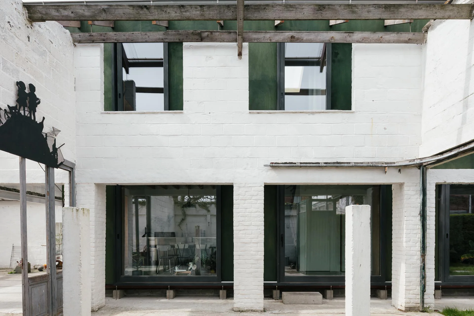 Die Fenster im Neubau beziehen sich auf die Öffnungen der Außenwand.