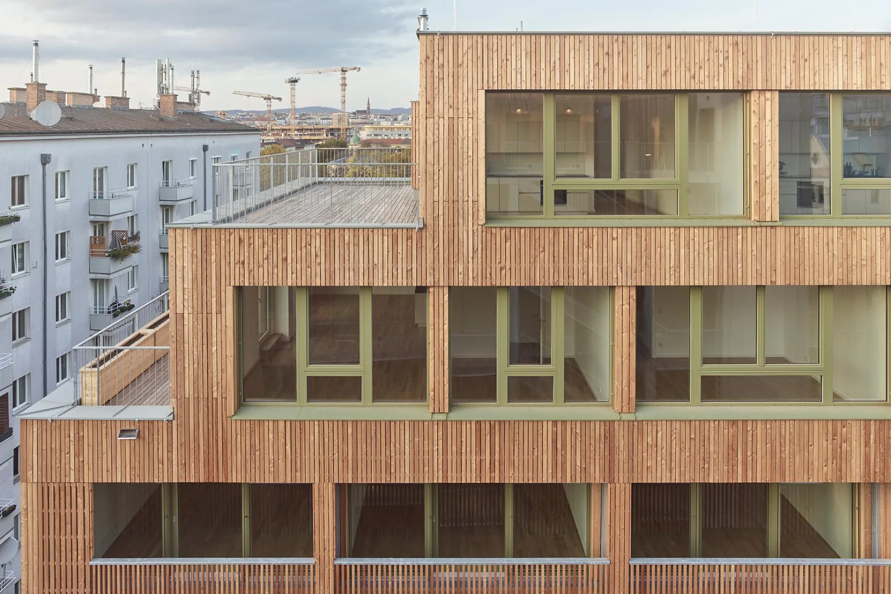 Jede Wohnung hat einen Balkon: In den Regelgeschossen an der Längsseite und in den Dachgeschossen an den Stirnseiten der Gebäuderiegel.