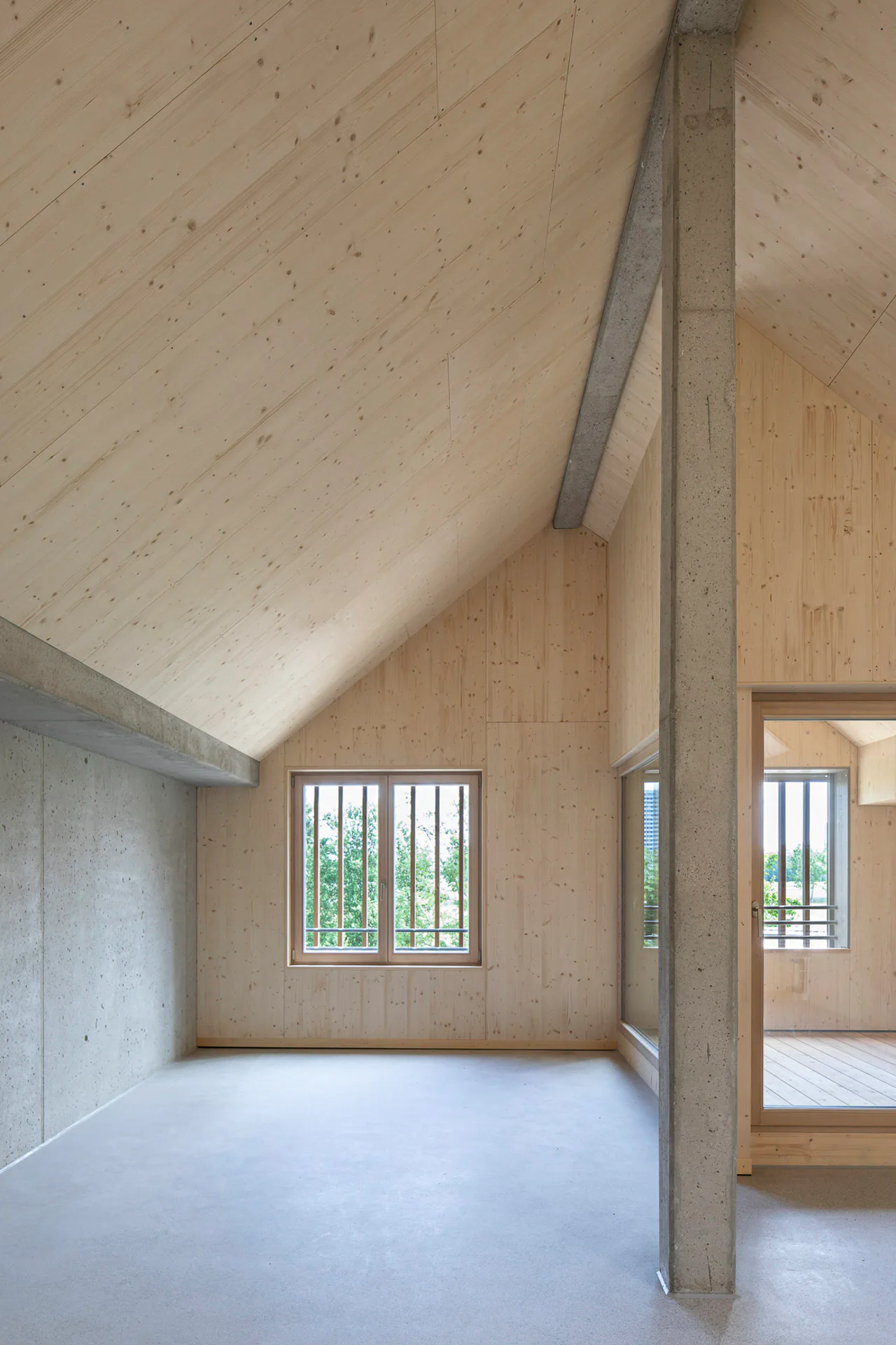 Die Konstruktion aus Beton und Holz bleibt auch in den Innenräumen sichtbar.