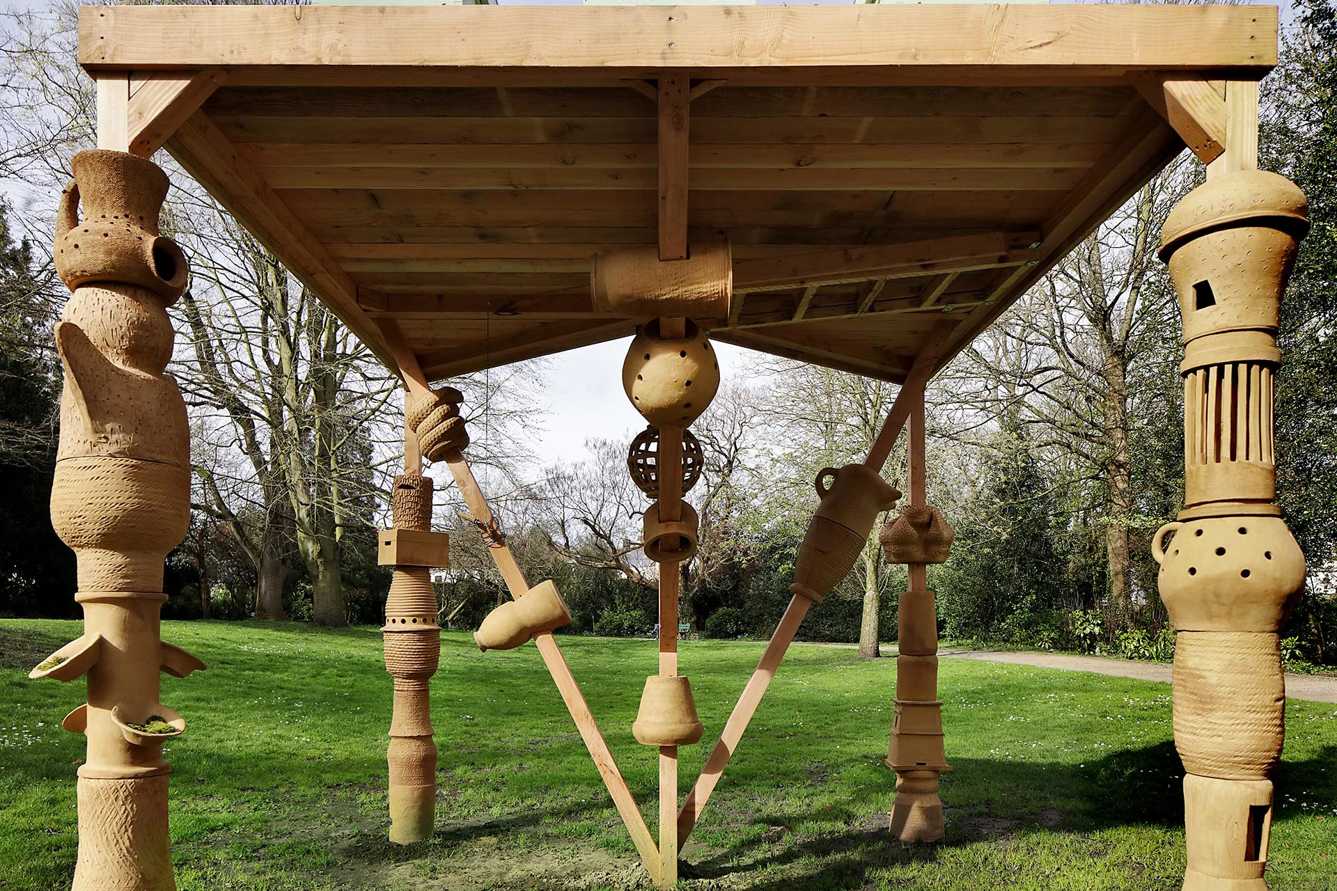 Firesong for the bees, a tree of clay von Mariana Castillo Deball, Brügger Triennale, Brügge, 2024.