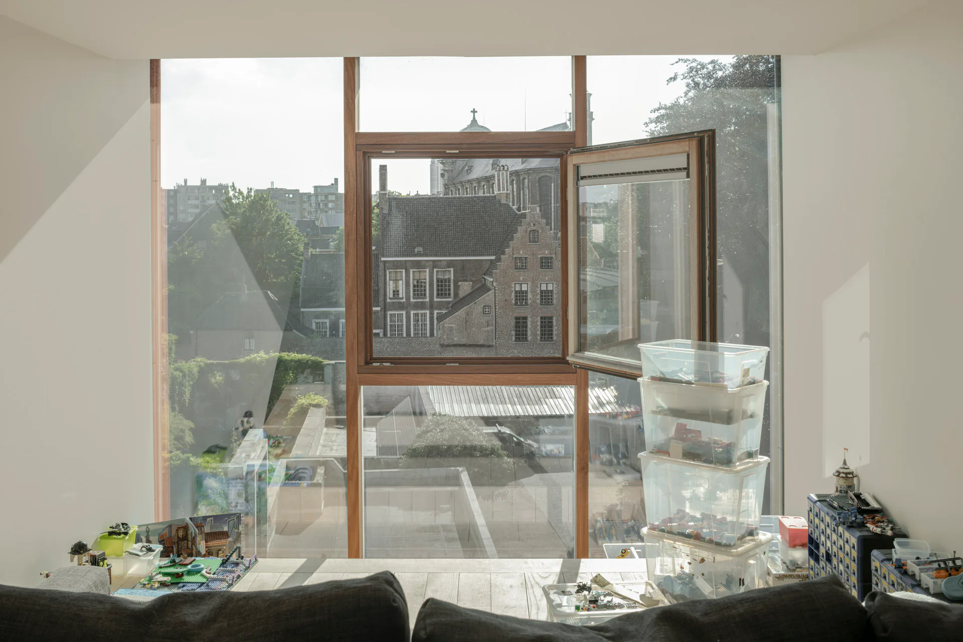 Das große Fenster der Dachgaube bietet keinen geringeren Ausblick. Die Gliederung des Fensters unterteilt den Ausblick spielerisch.