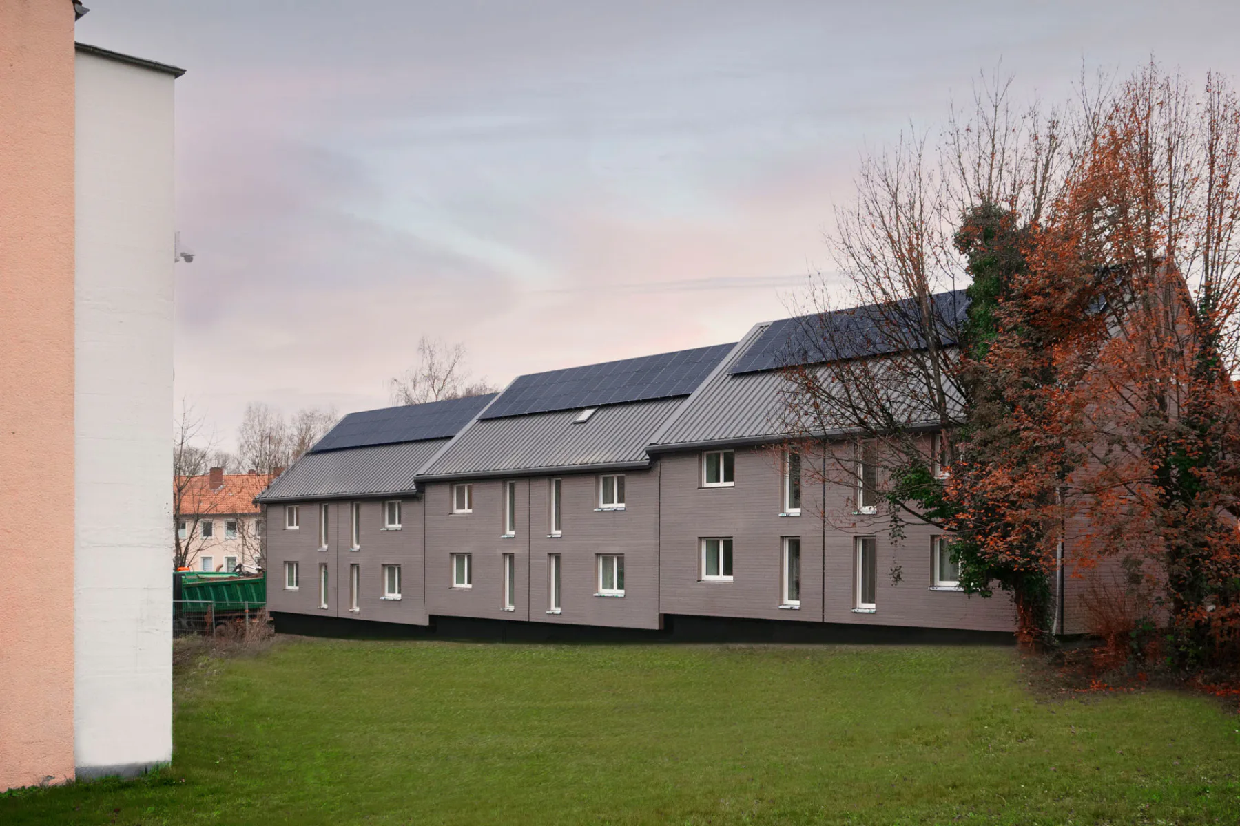 Bei der seriellen Sanierung von drei Wohnhäusern in Hameln setzte Ecoworks auf Holztafelelemente von Knauf Elements.