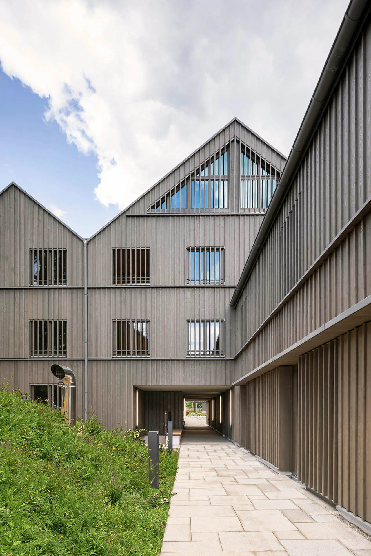 Die vorvergraute Holzschalung ist an das alte Bauernhaus angelehnt.
