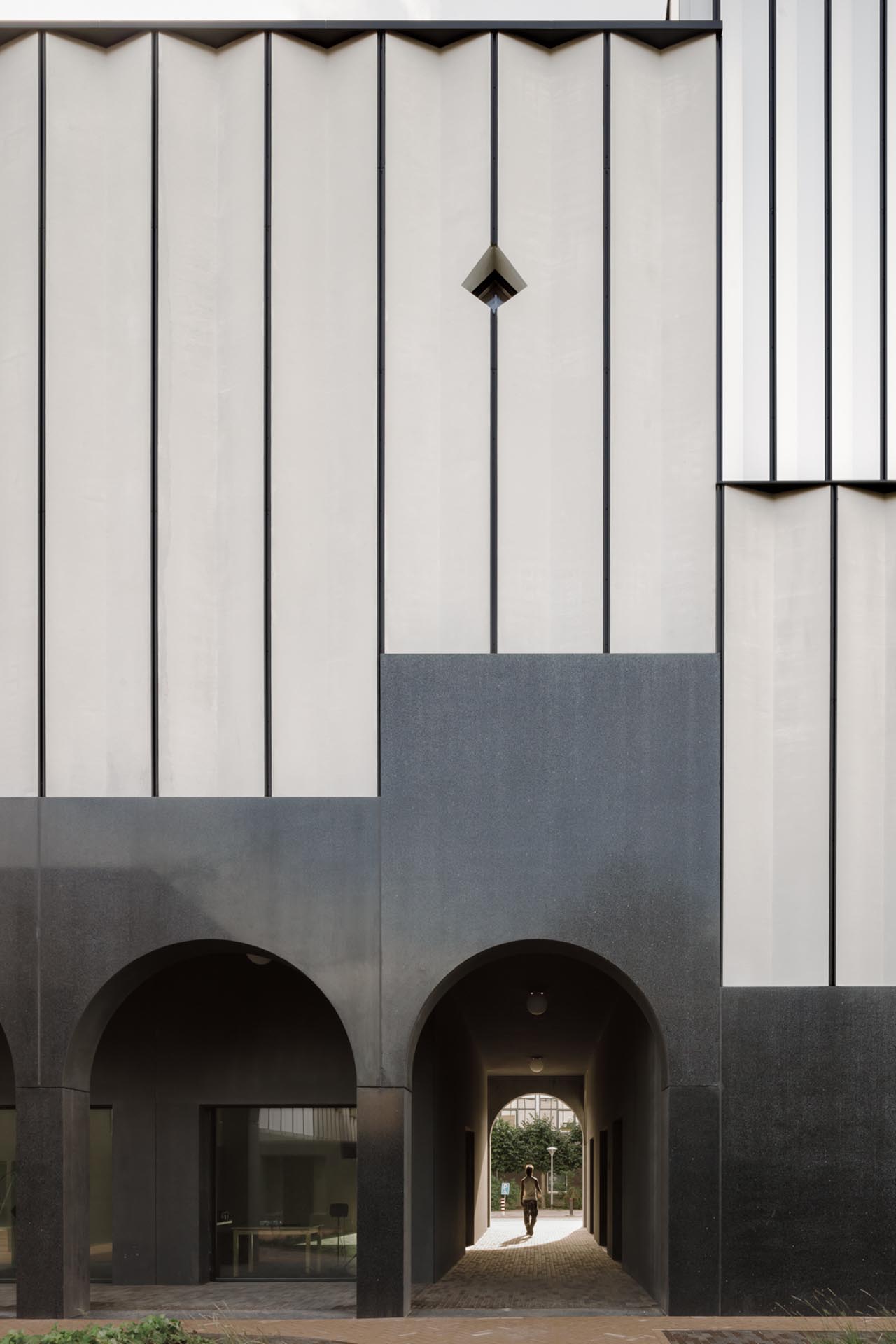Ein kleines, rautenförmiges Fenster in der Westfassade der alten Villa markiert die zentrale Achse des Hofgartens.