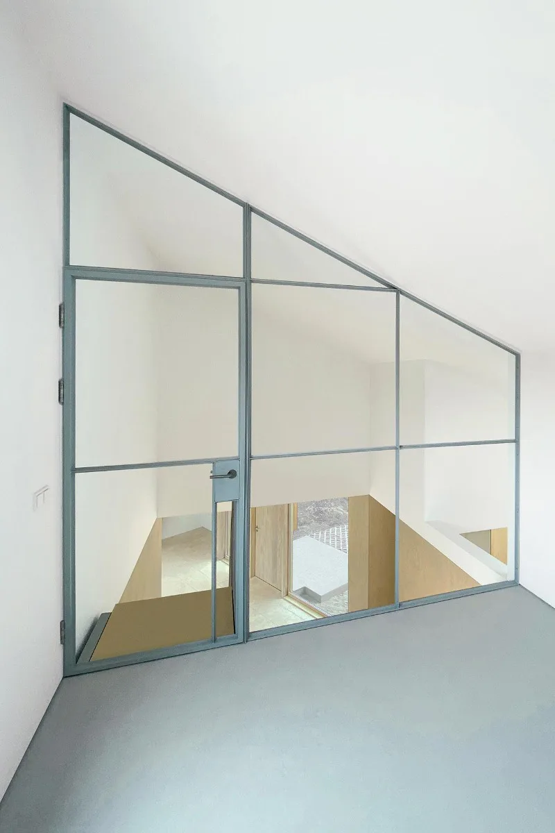 Im Innenraum kommen verschiedene Materialien wie Holz, Stahl und Stuck zum Einsatz.