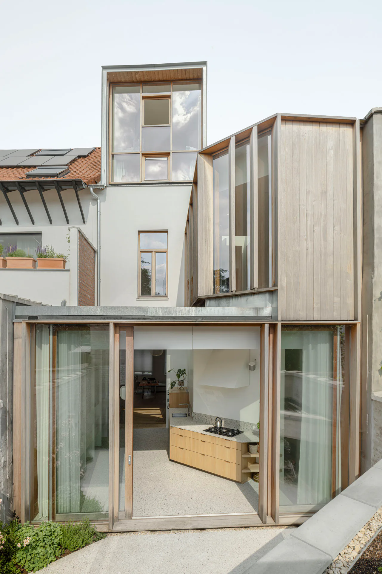 Der Anbau ist in der Höhe gestaffelt. Die zusammengesetzten Baukörper ermöglichen einen optimalen Lichteinfall im Haus und auf der Terrasse.