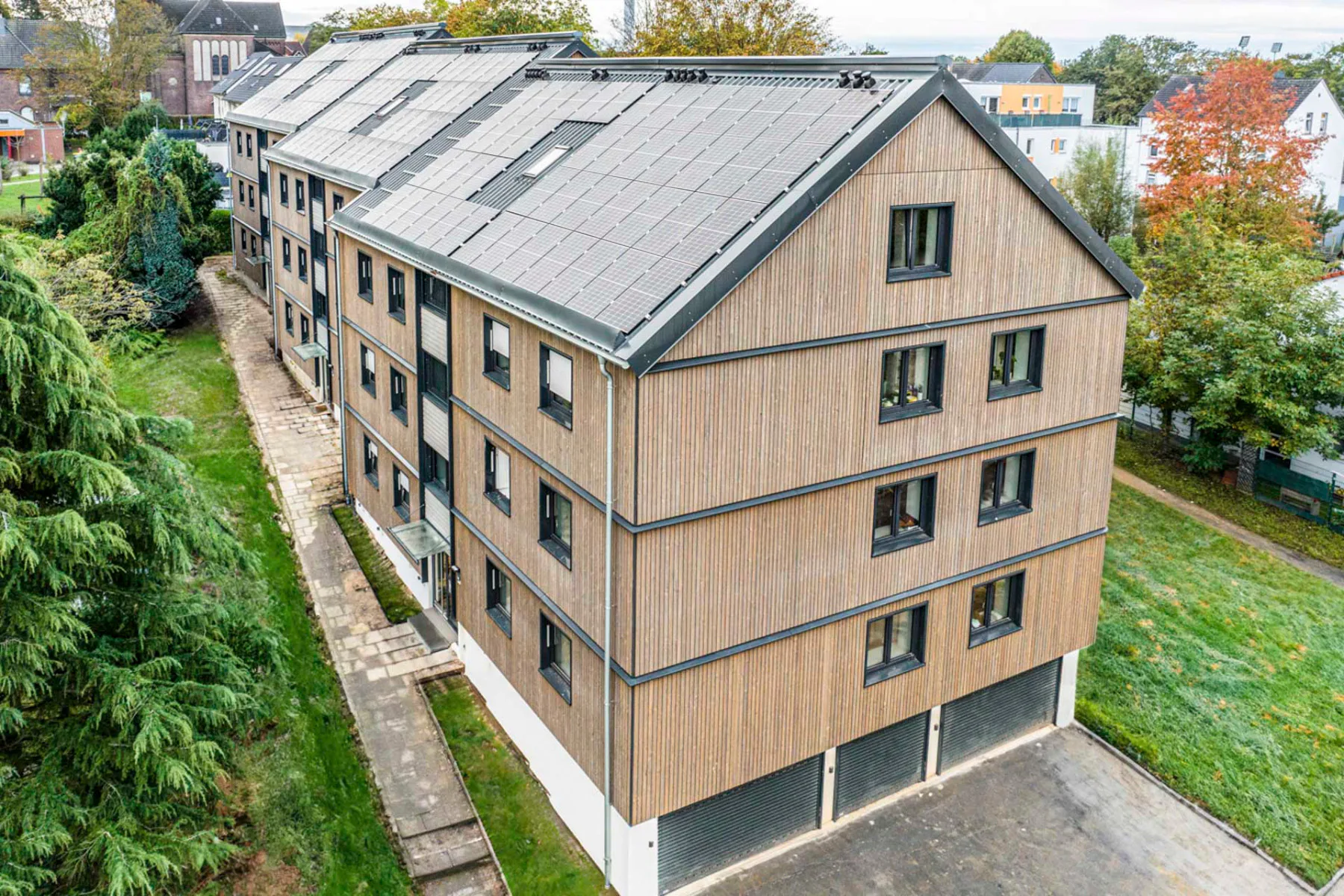 Holztafelelemente von Steico bilden die neue Hülle dreier Mehrfamilienhäuser in der Wichernstraße in Bochum, die durch Ecoworks seriell saniert wurden.
