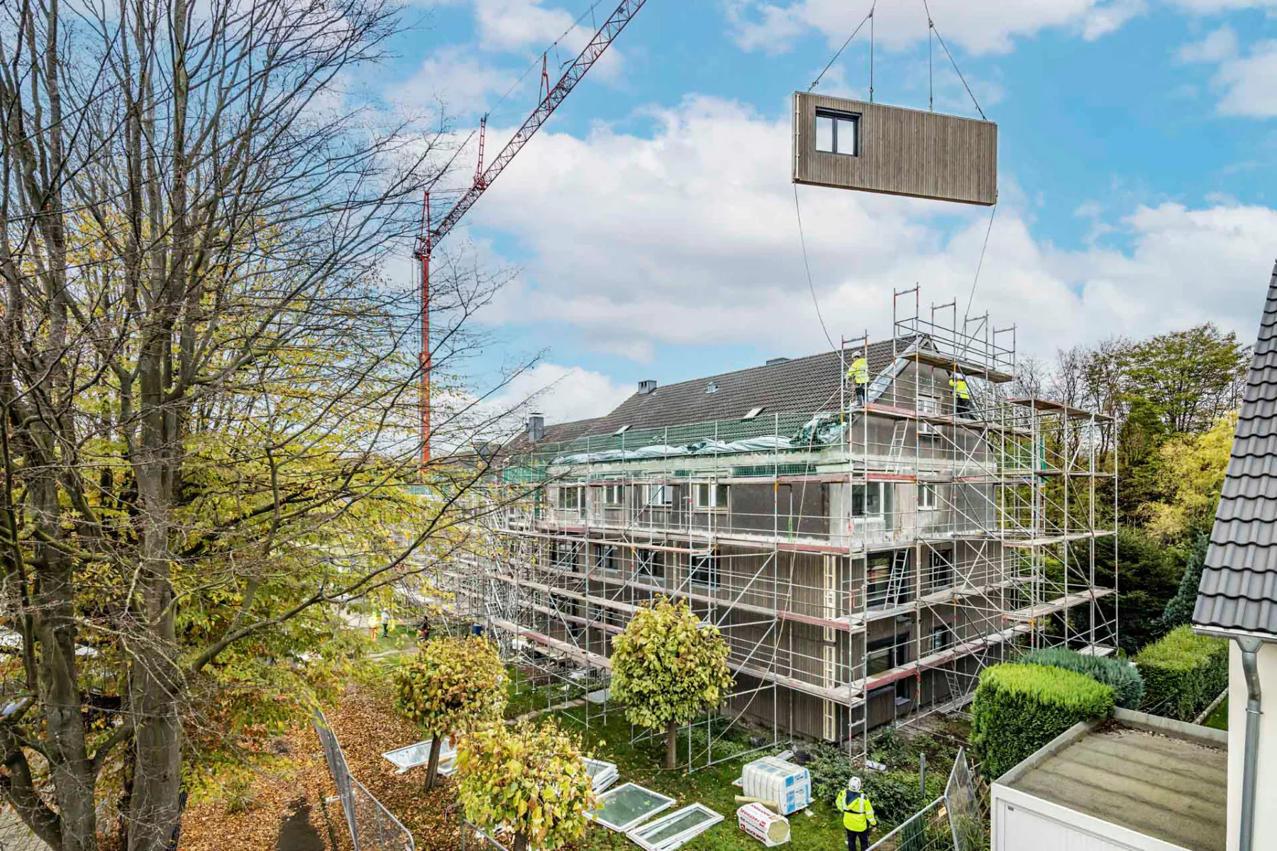Vier Wohnhäuser in Herford wurden durch Gap Solutions seriell saniert. Die Solarwabenelemente des Herstellers bilden die neue Gebäudehülle.