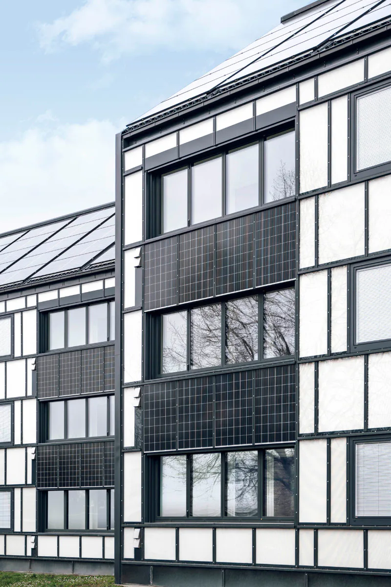 Die loggienartigen Balkone werden mit Glasfaltelementen von Solarlux in Wohnraum verwandelt.