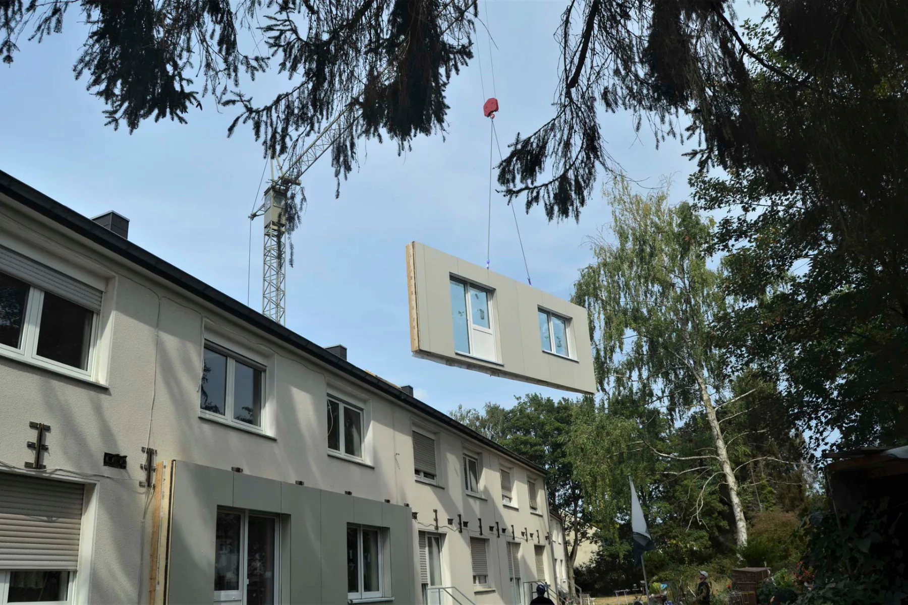 Montage der Fassadenelemente von Saint-Gobain Preformance vor Geschosswohnbauten in Mönchengladbach-Hardt.
