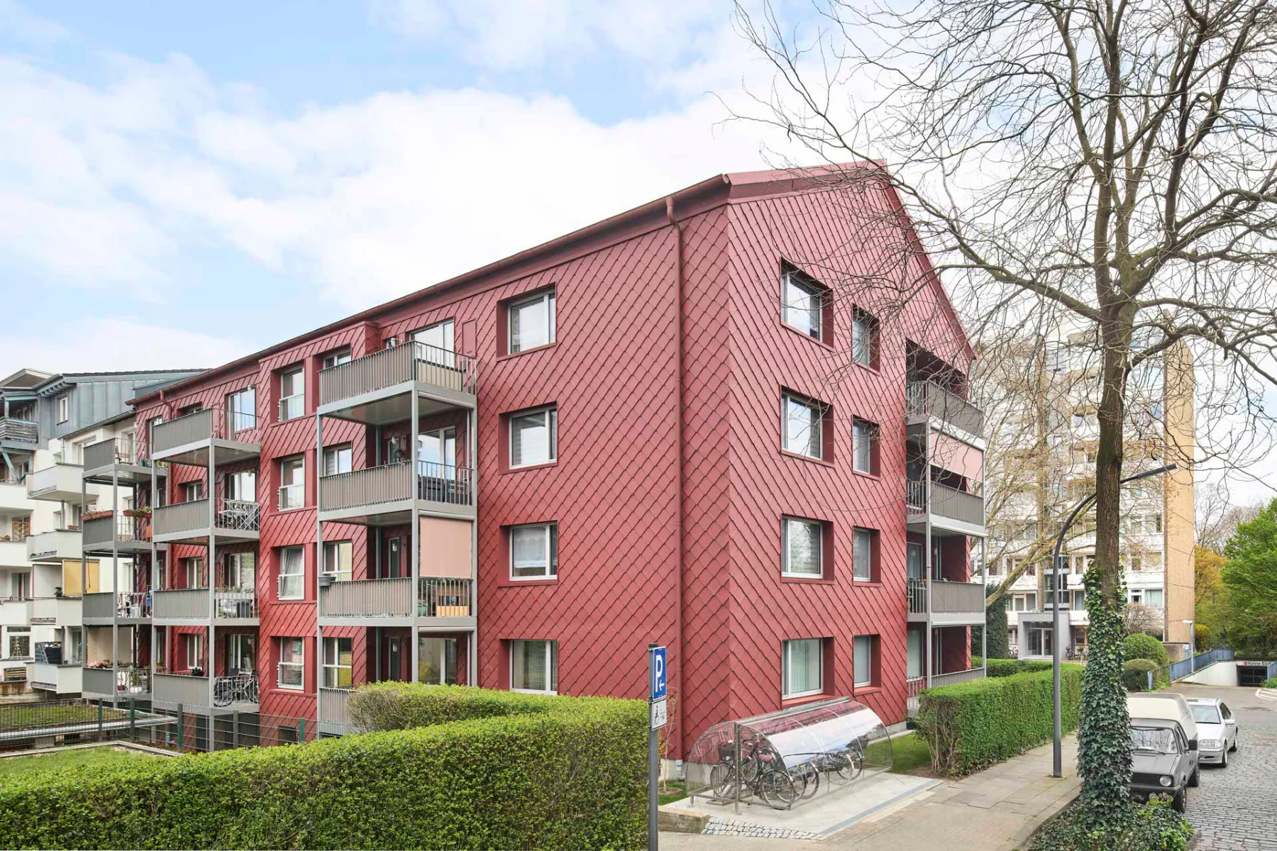 Die Holztafelelemente bei dem Geschosswohnungsbau in Köln-Zollstock fertigte und lieferte Korona Holz & Haus. Das Gebäude erreicht nach der Sanierung die KFW Effizienzklasse 40 plus.
