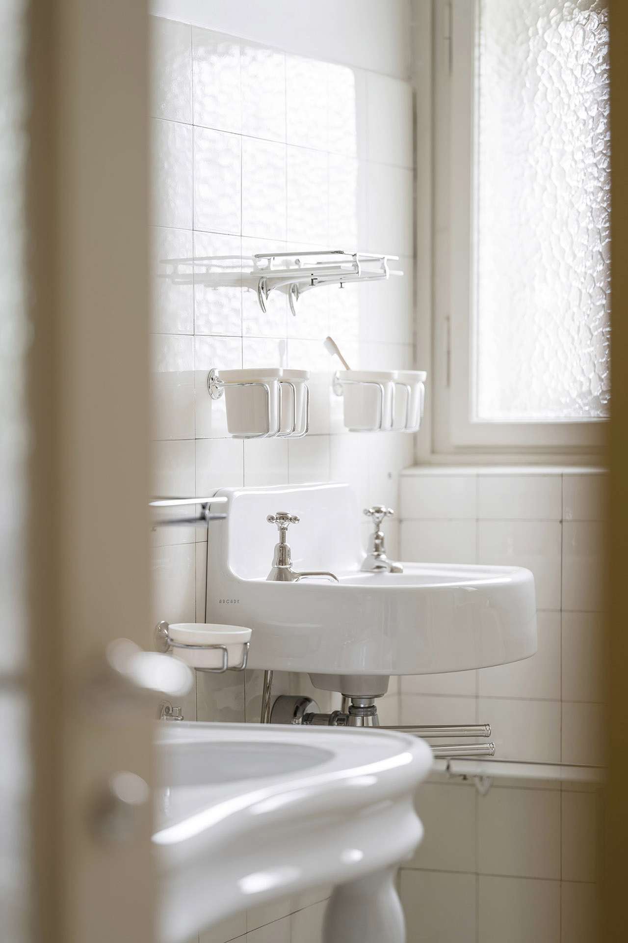 Blick in das Master-Badezimmer auf den rekonstruierten Waschtisch und die Fliesen von Rako.