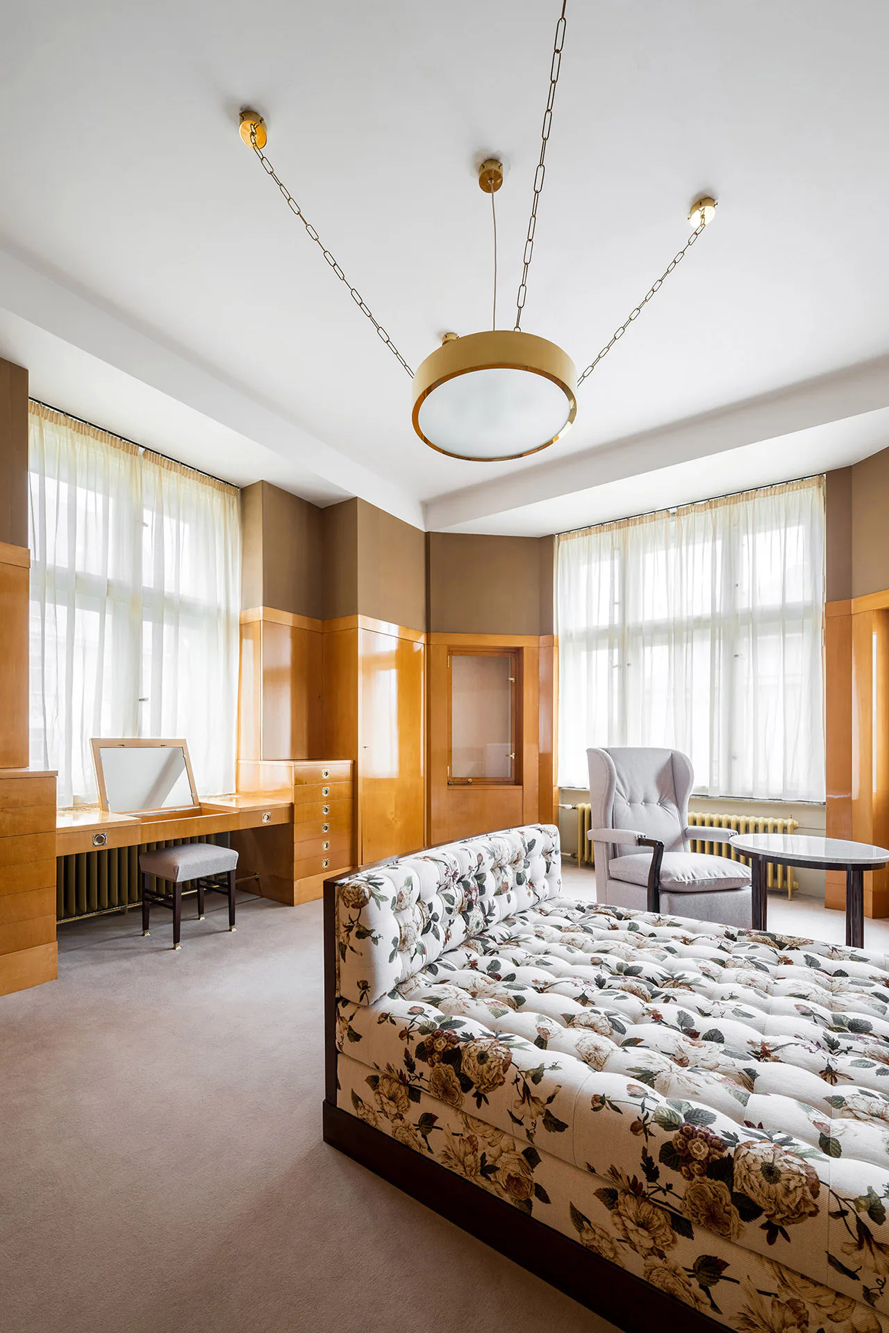 Das private Schlafzimmer der Hausherrin mit der Möblierung und der Deckenlampe nach Loos-Entwürfen.