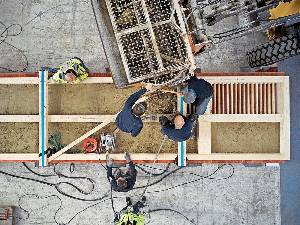 Für die Deckenelemente wird eine Tragstruktur aus Holz mit Massivlehm in einer Rohdichte von 2200 kg/m3 vergossen.